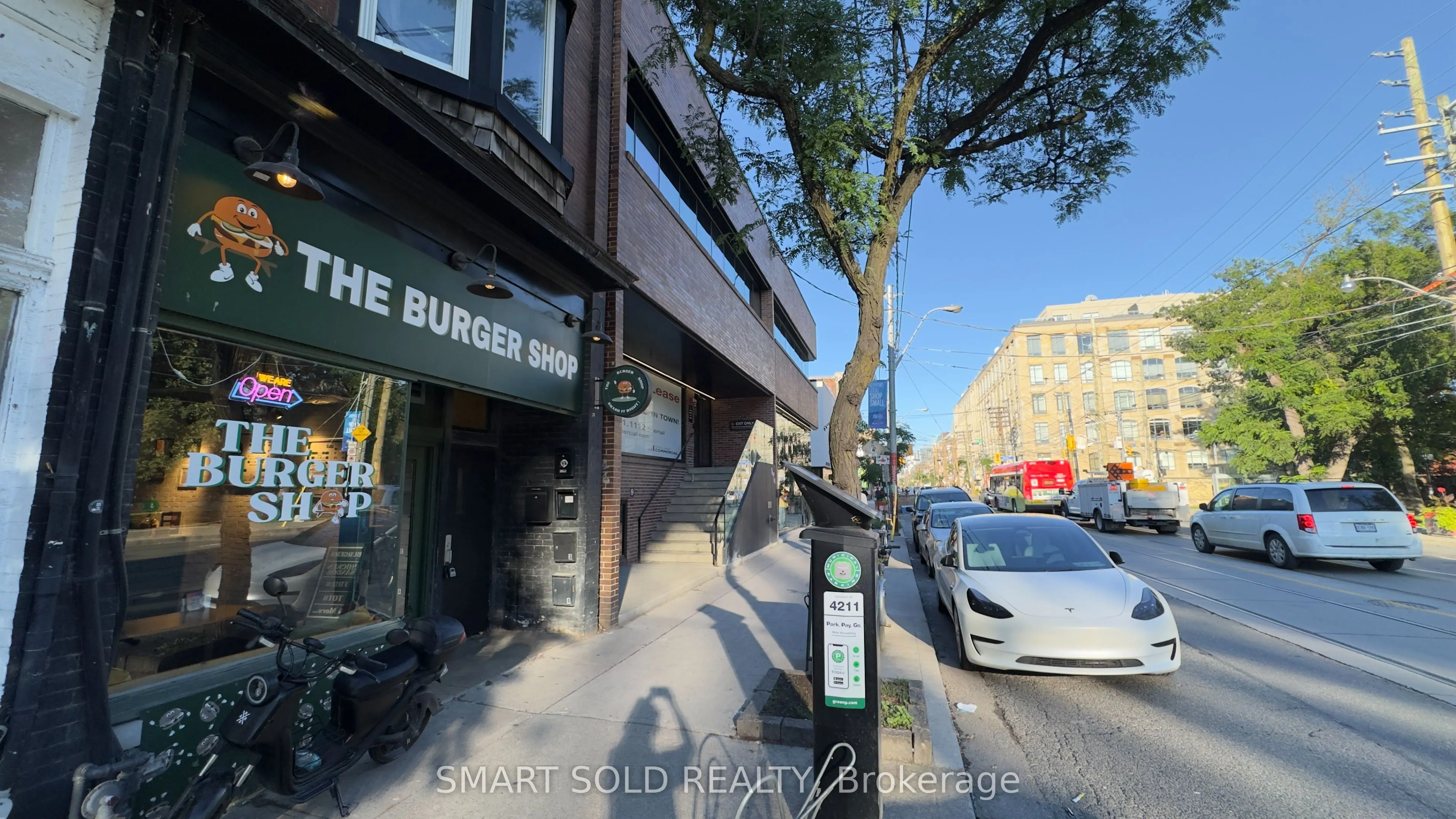960 Queen Street W