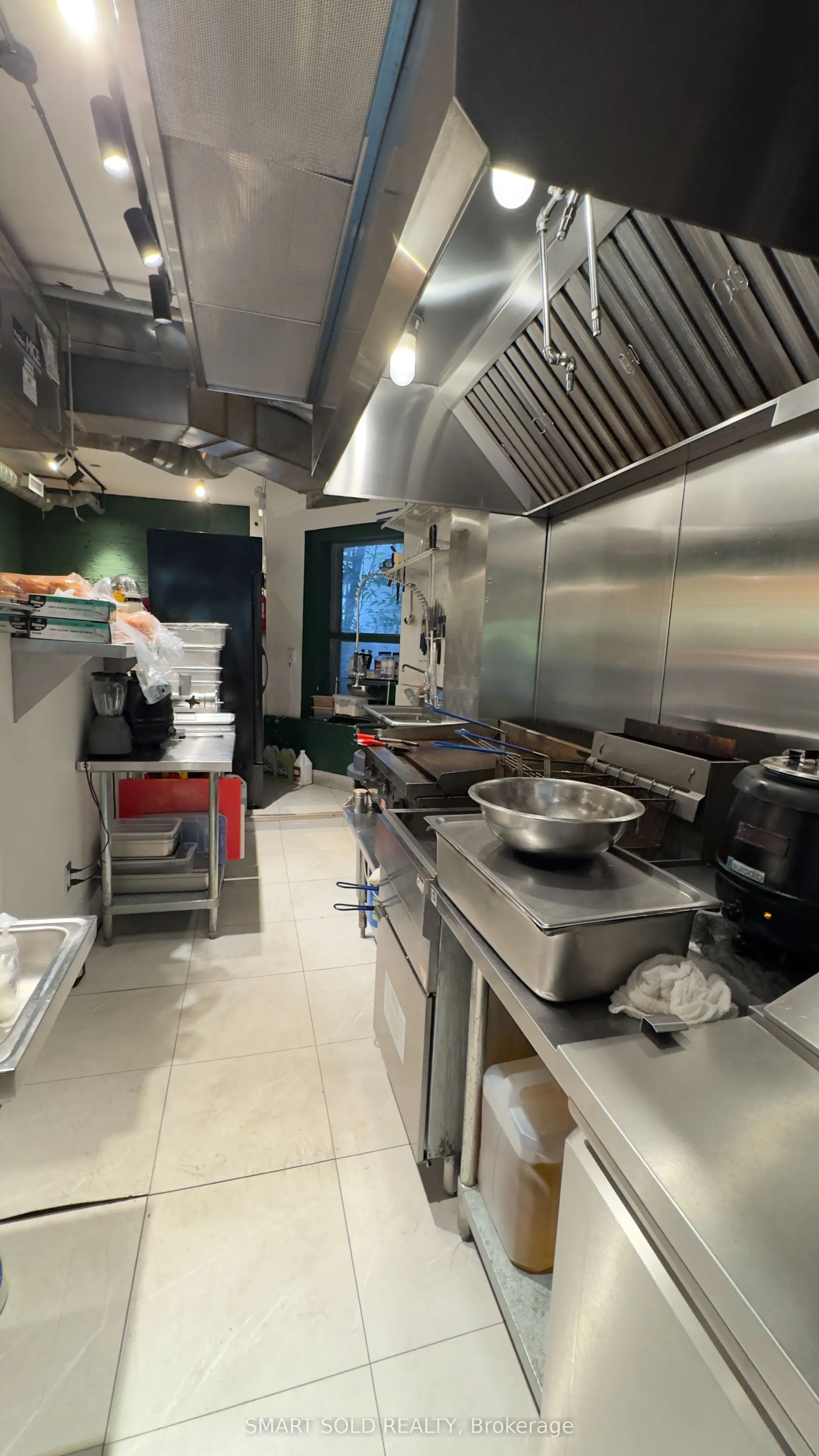960 Queen Street W