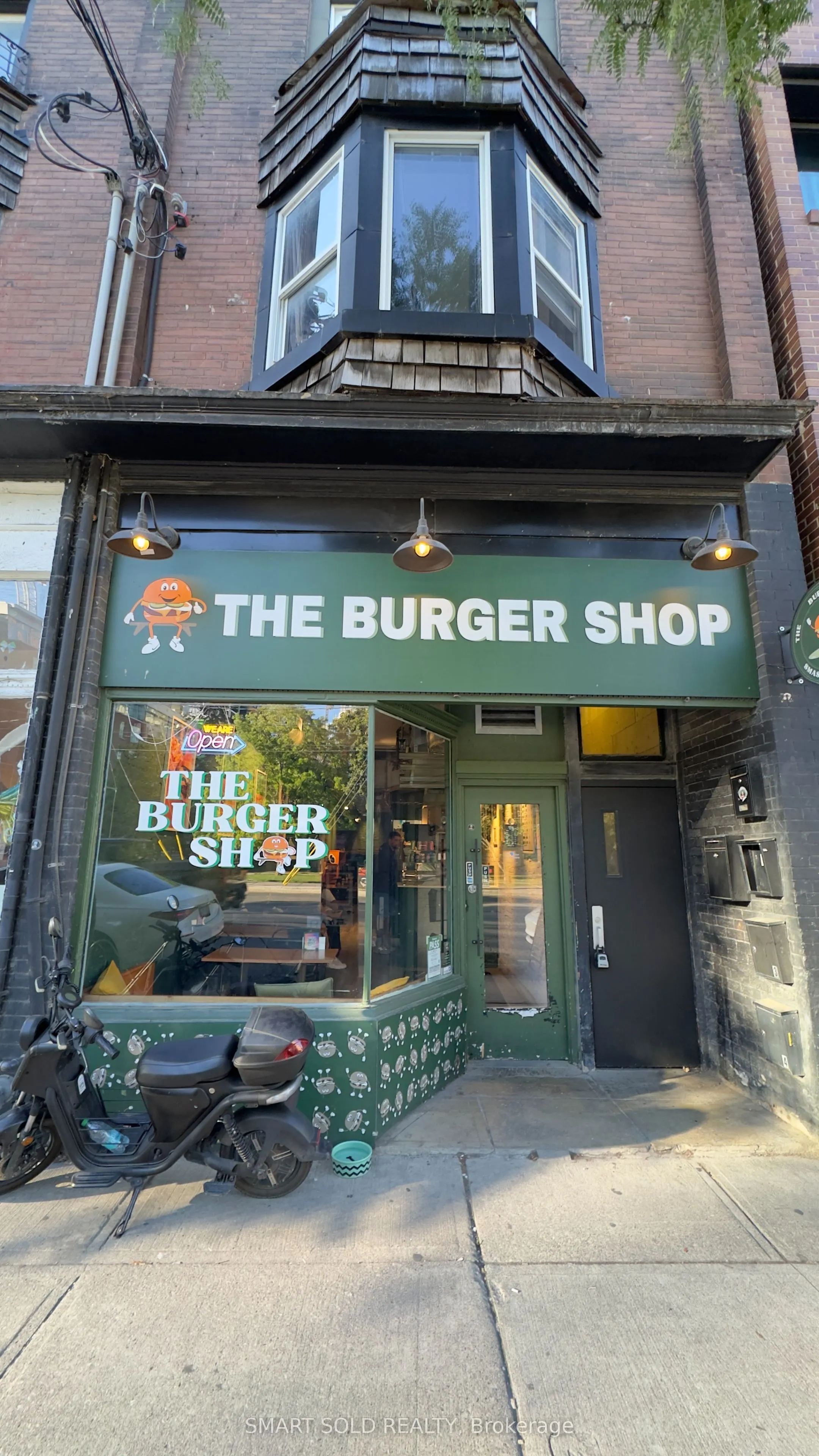 960 Queen Street W
