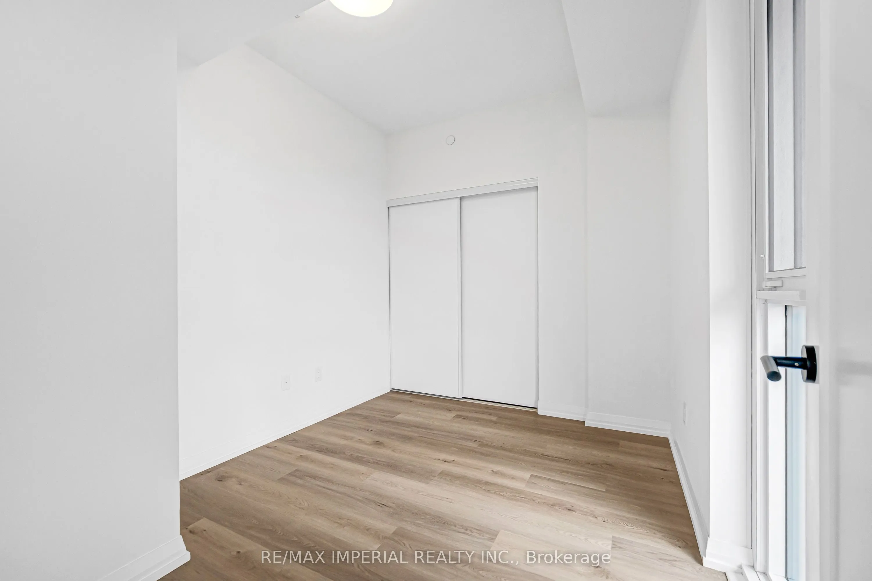 280 Dundas Street W #601