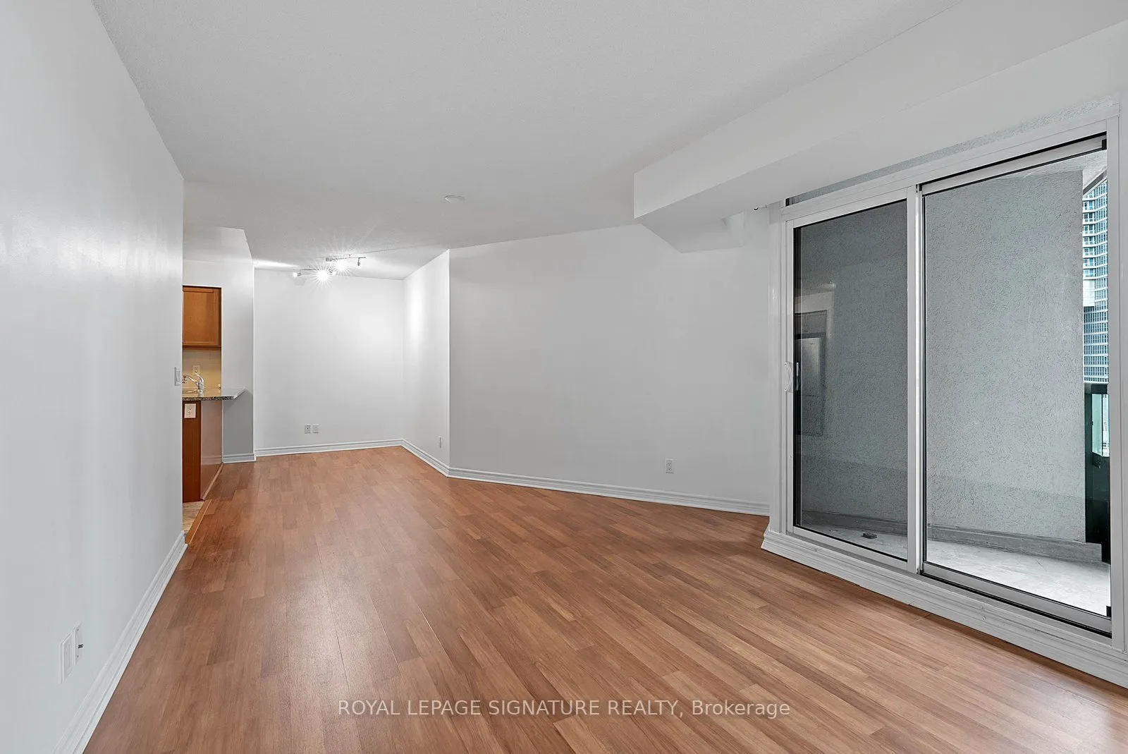 19 Grand Trunk Crescent #801