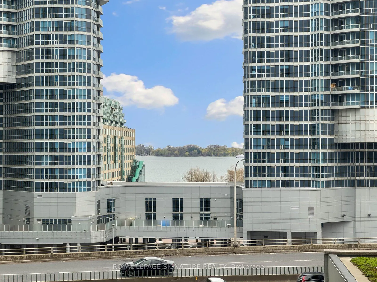 19 Grand Trunk Crescent #801