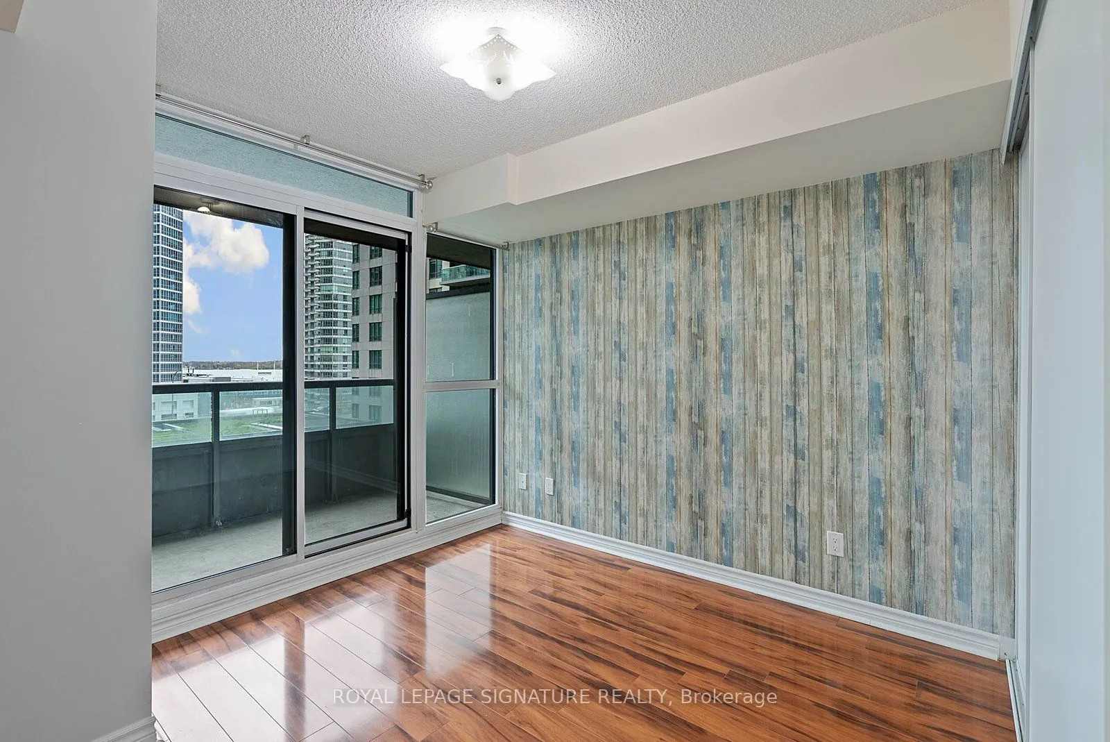19 Grand Trunk Crescent #801