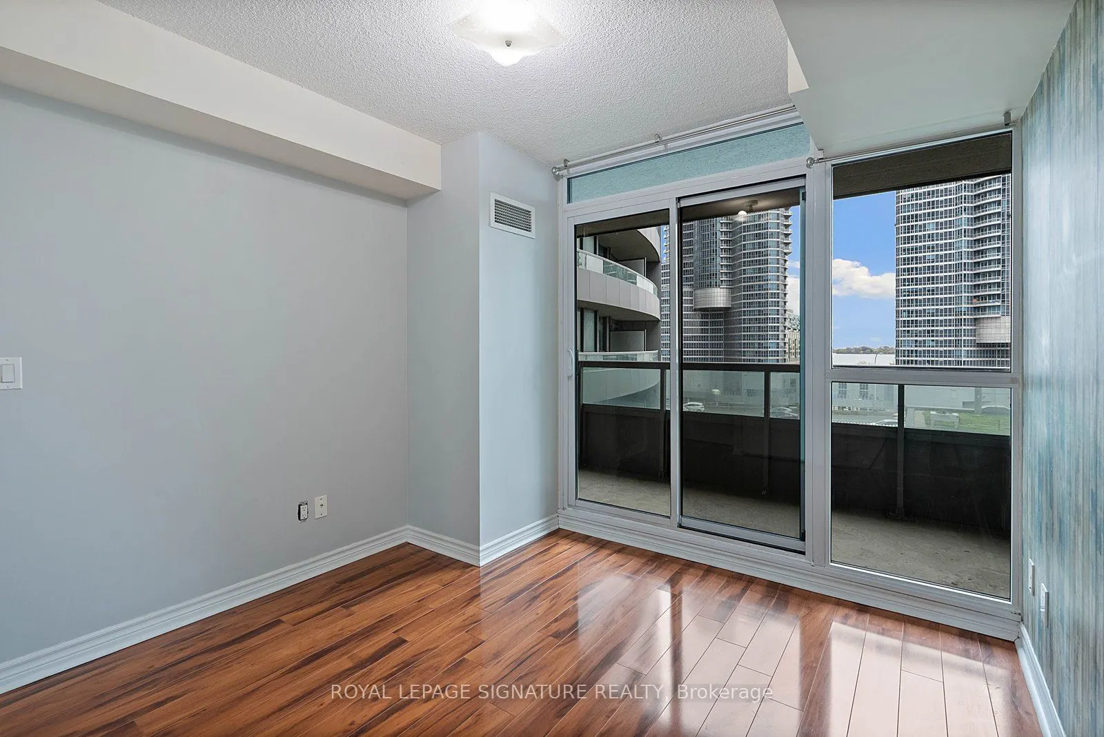 19 Grand Trunk Crescent #801