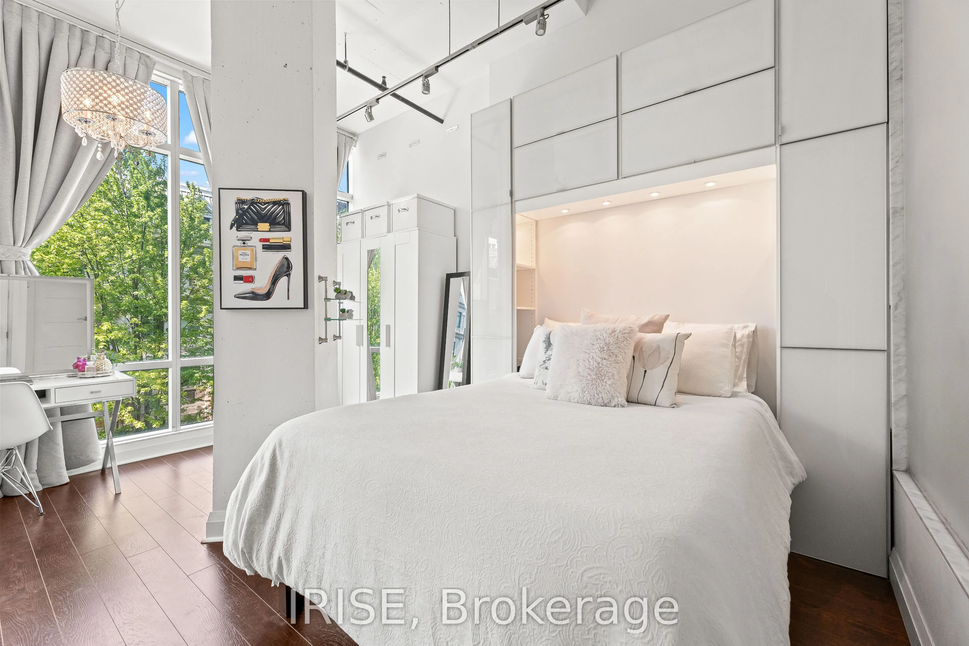 477 Richmond Street W #305