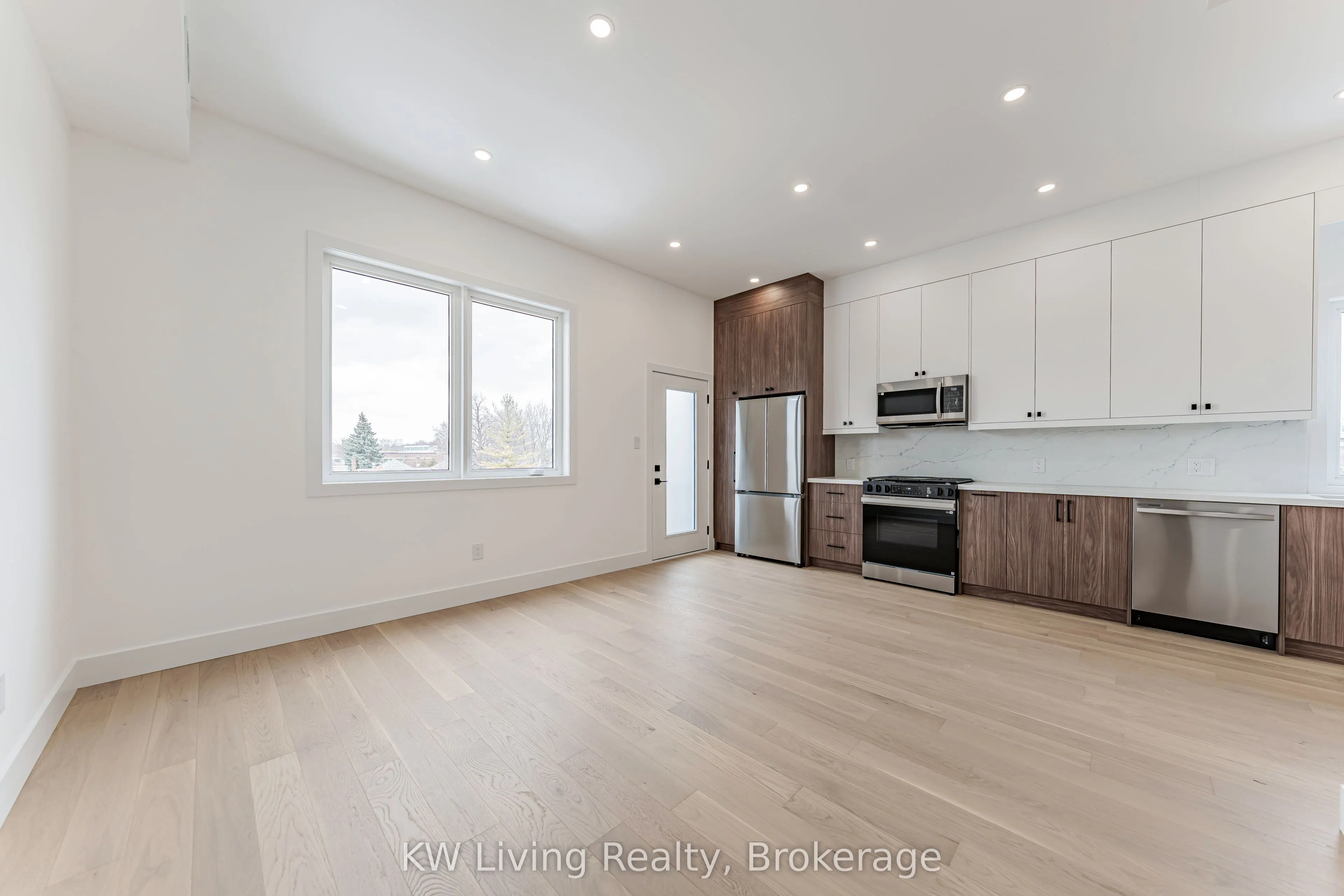 712 Eglinton Avenue E