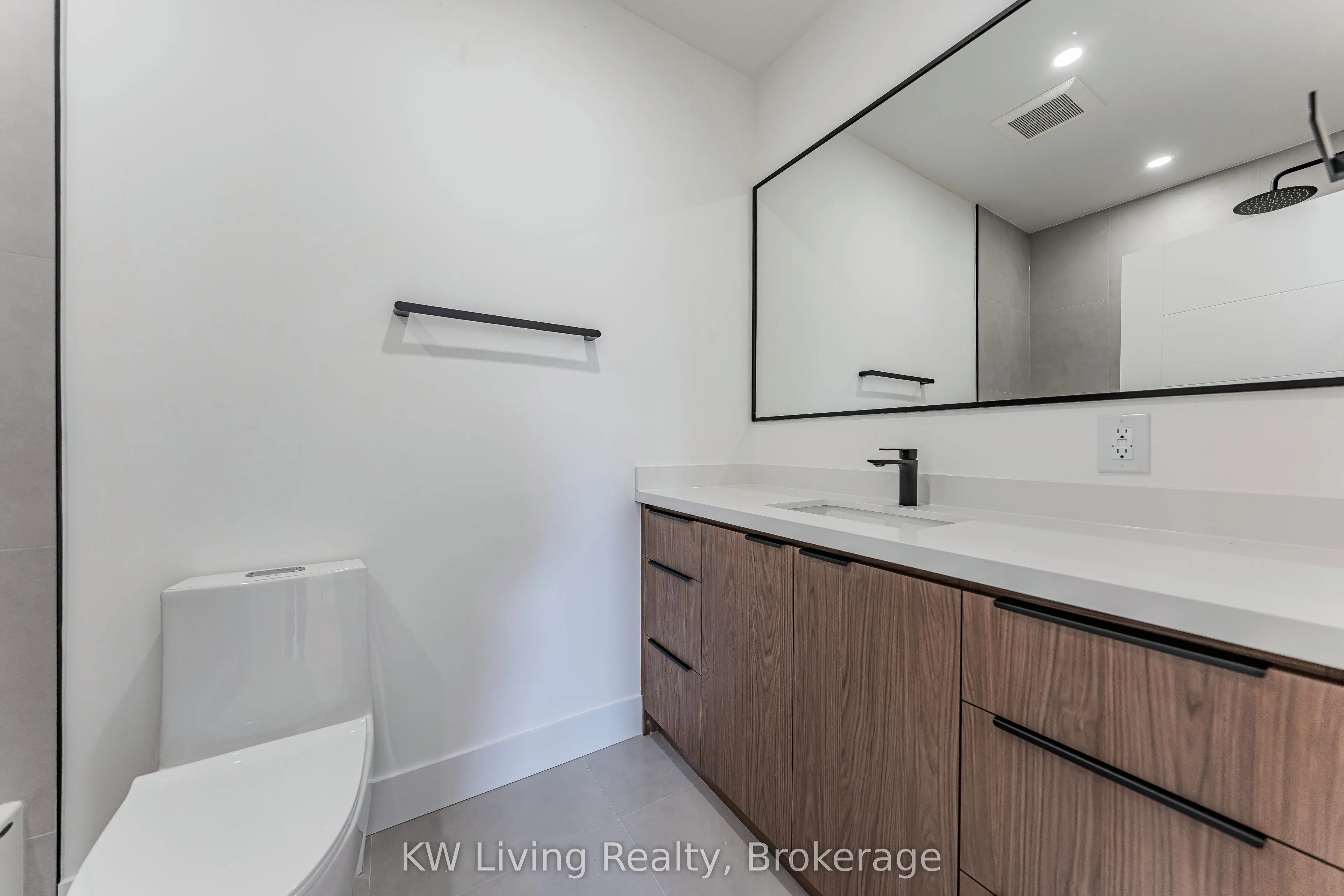 712 Eglinton Avenue E