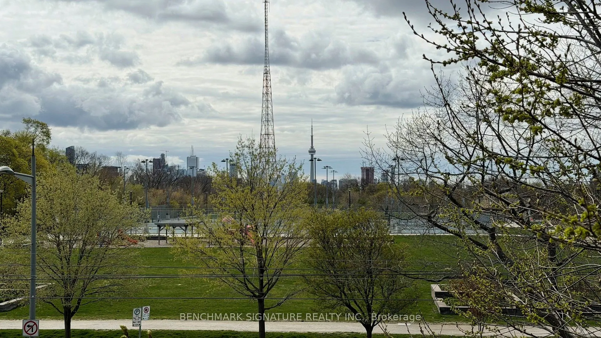 6 Parkwood Avenue #Th106