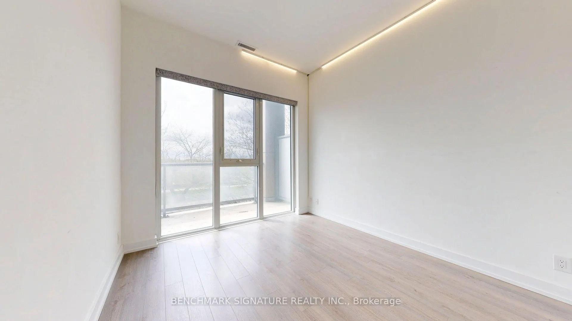 6 Parkwood Avenue #Th106