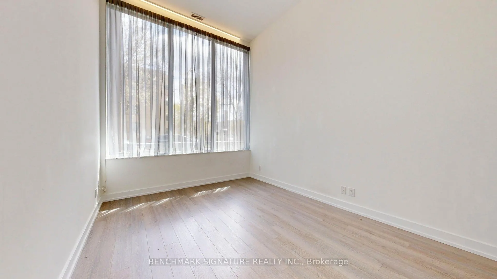 6 Parkwood Avenue #Th106