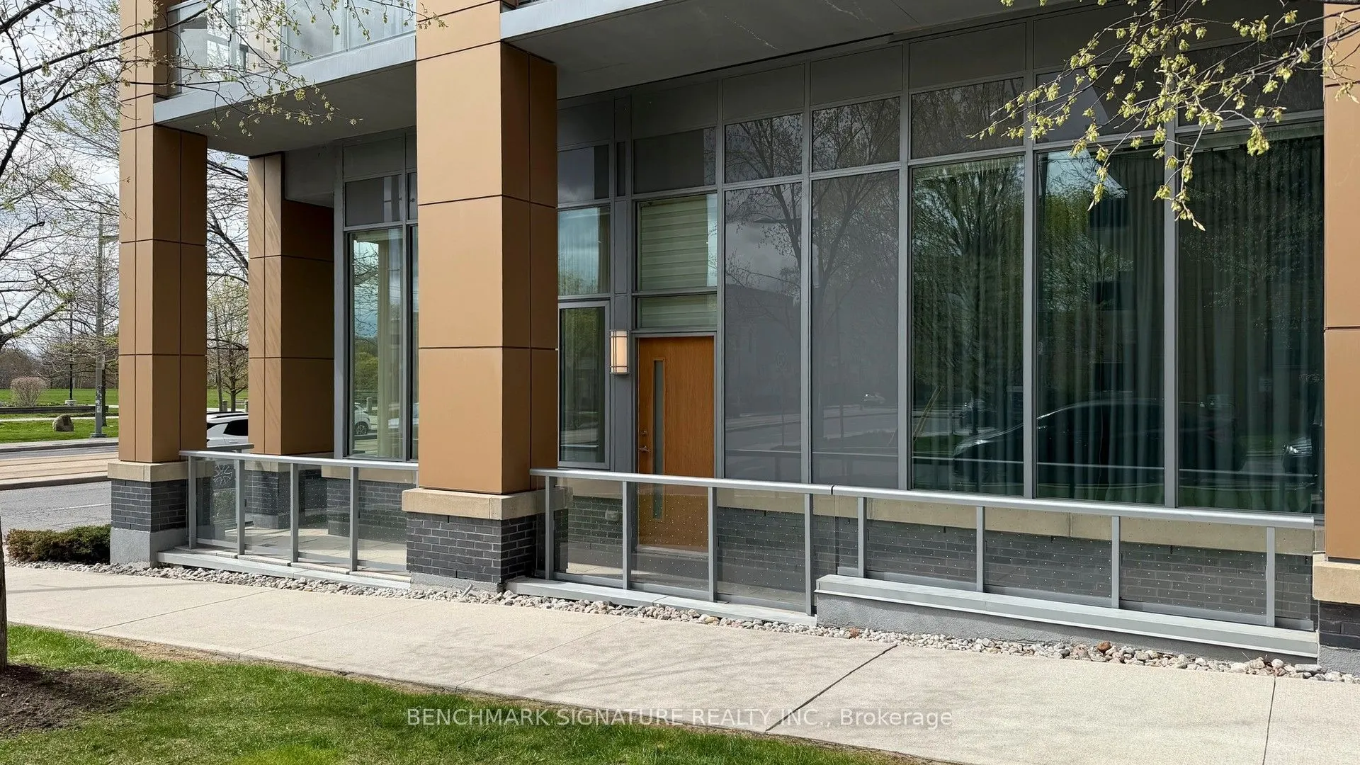 6 Parkwood Avenue #Th106