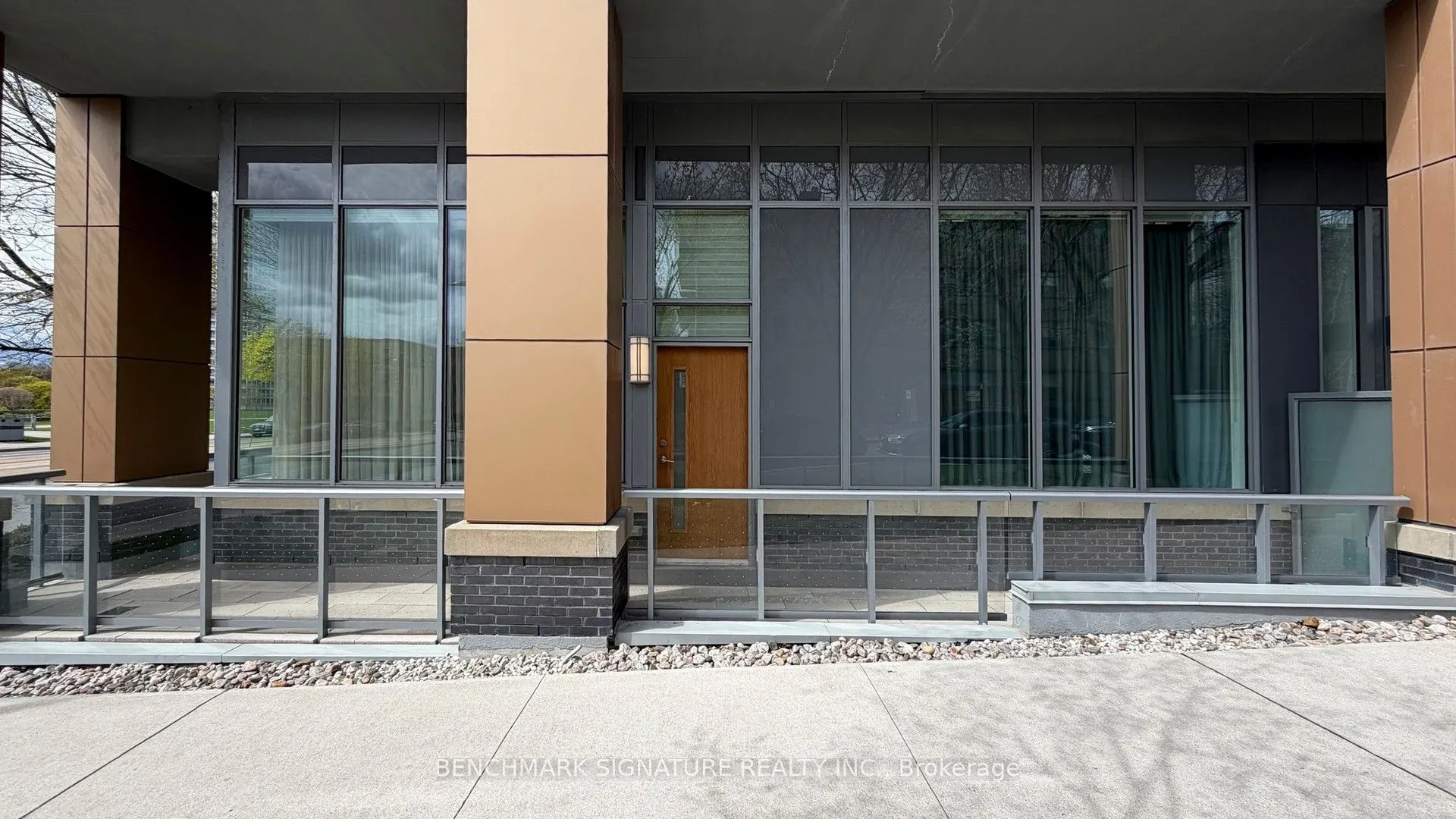 6 Parkwood Avenue #Th106