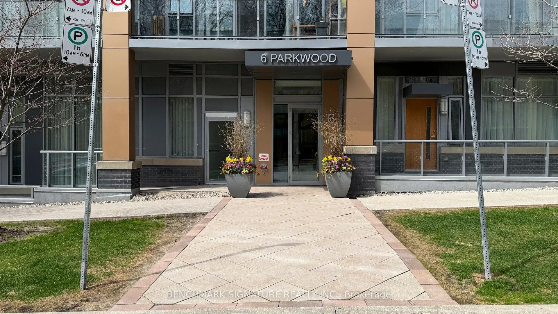 6 Parkwood Avenue #Th106