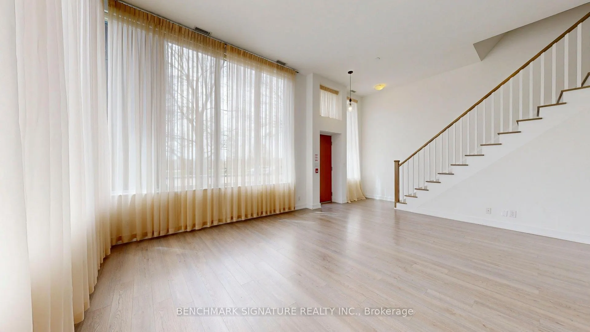 6 Parkwood Avenue #Th106