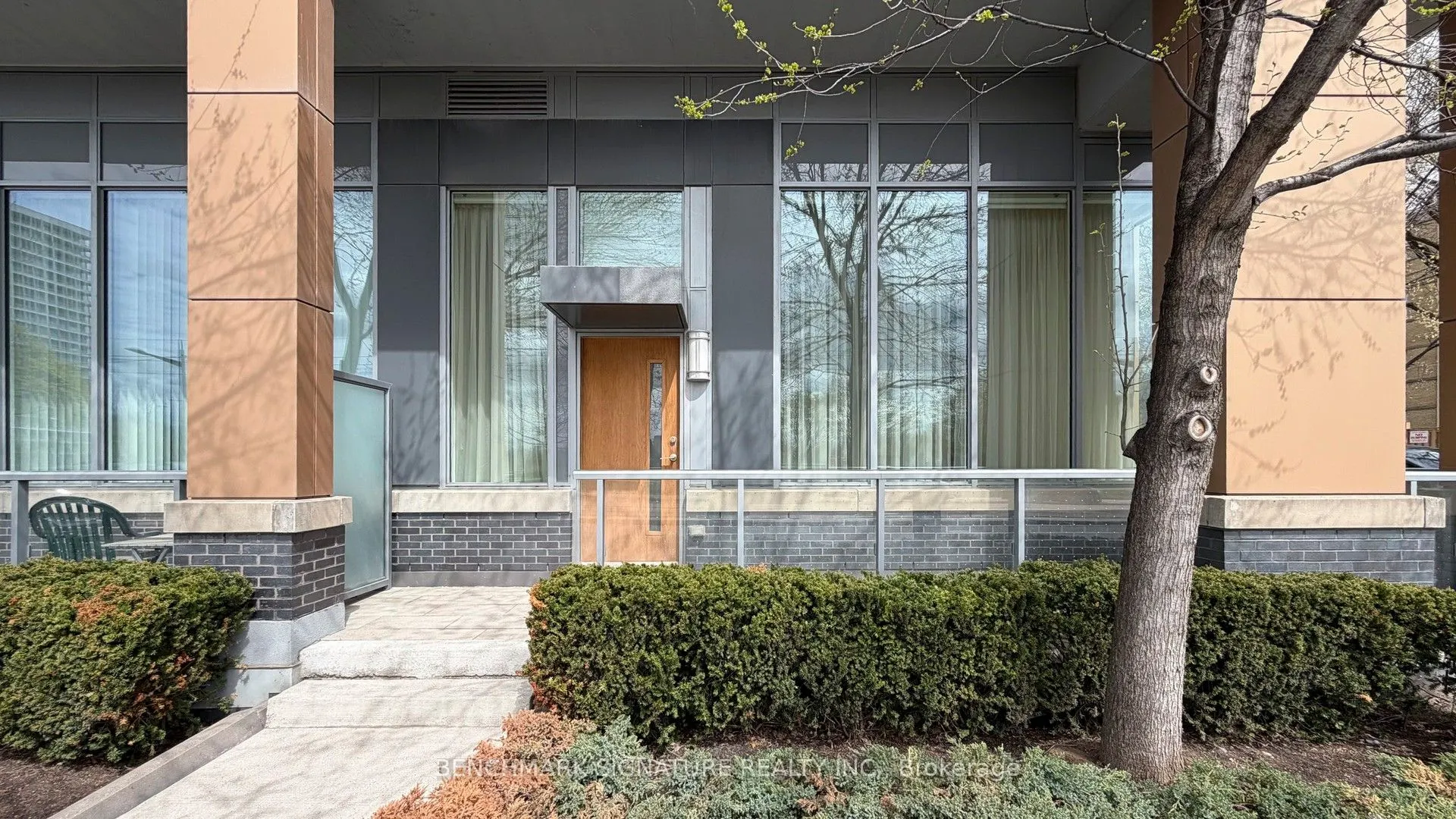 6 Parkwood Avenue #Th106
