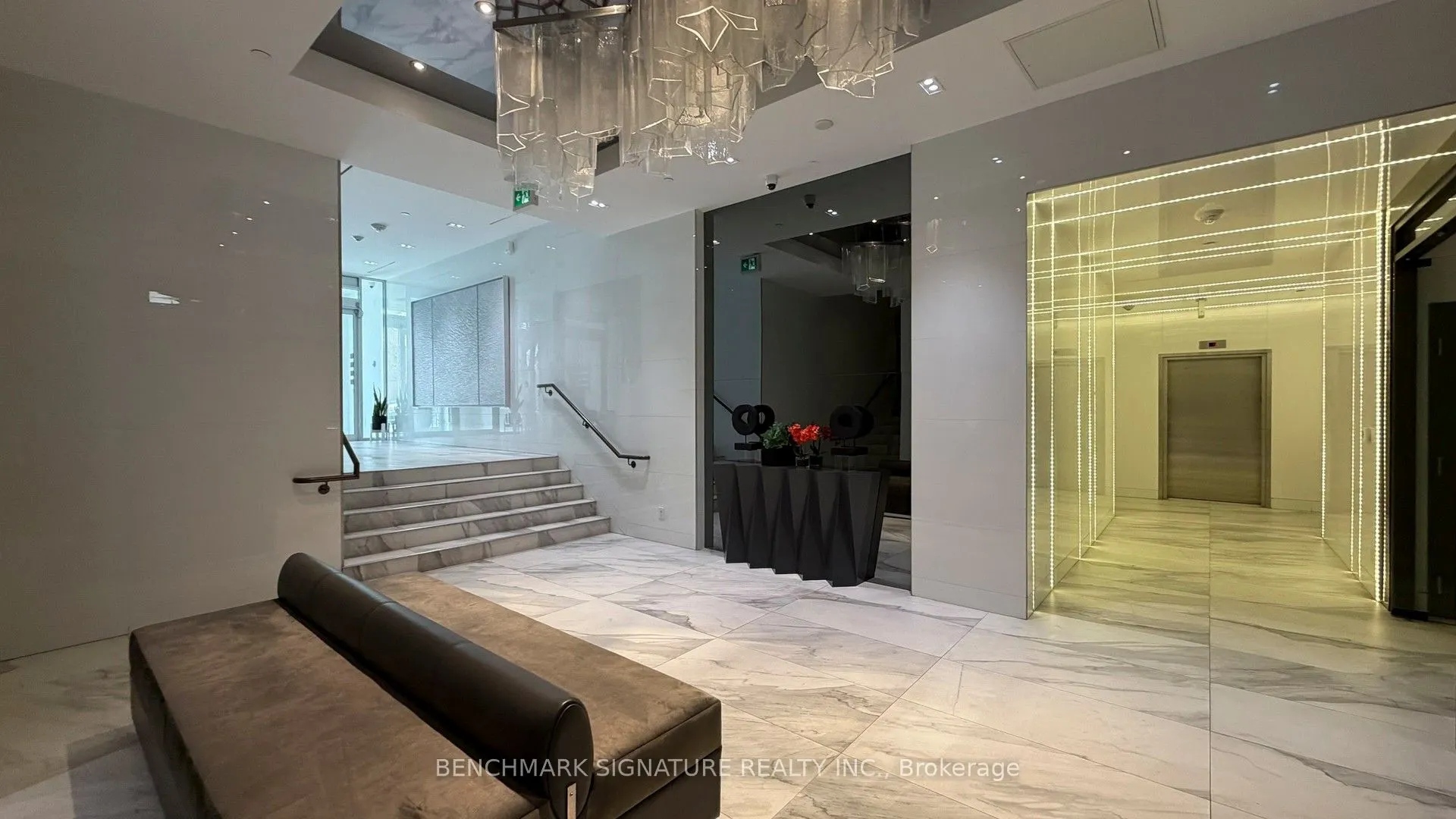 6 Parkwood Avenue #Th106