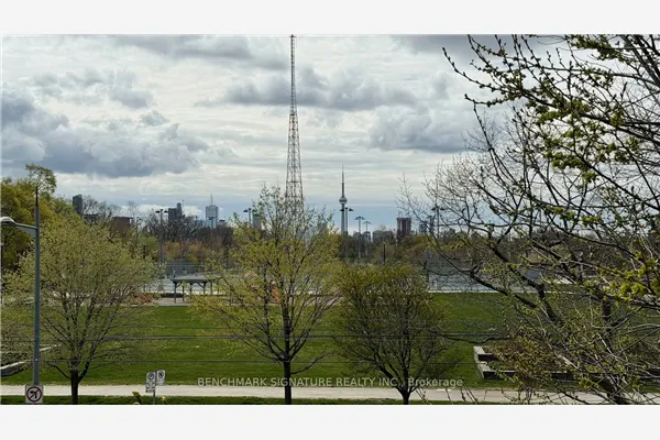 6 Parkwood Avenue