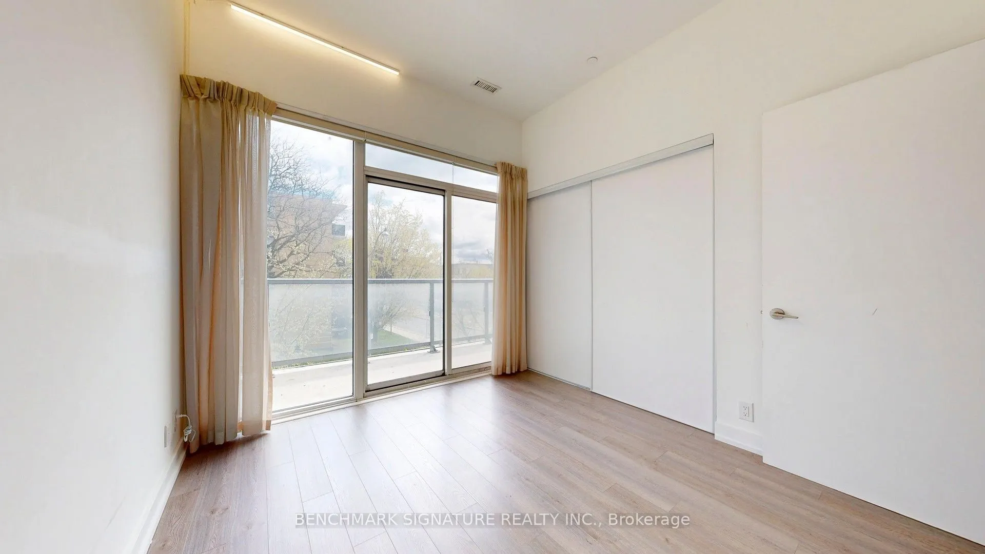 6 Parkwood Avenue #Th106