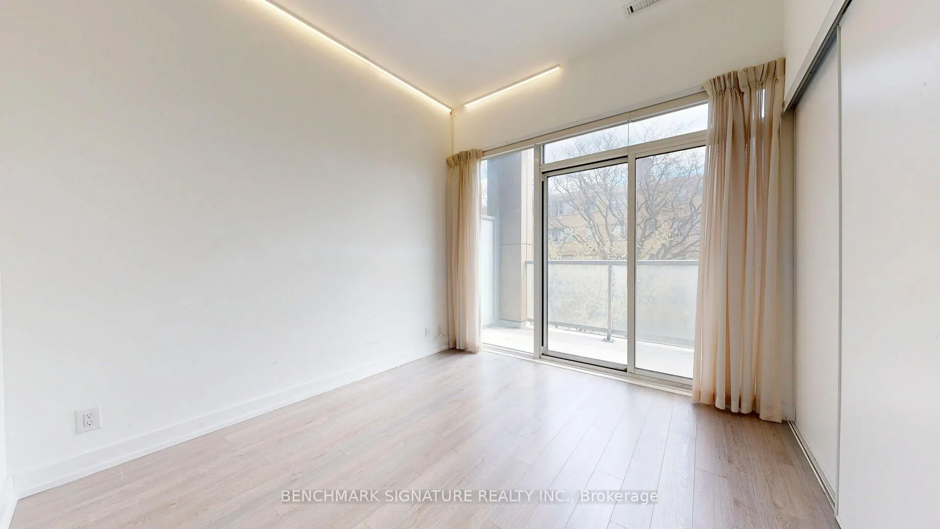 6 Parkwood Avenue #Th106