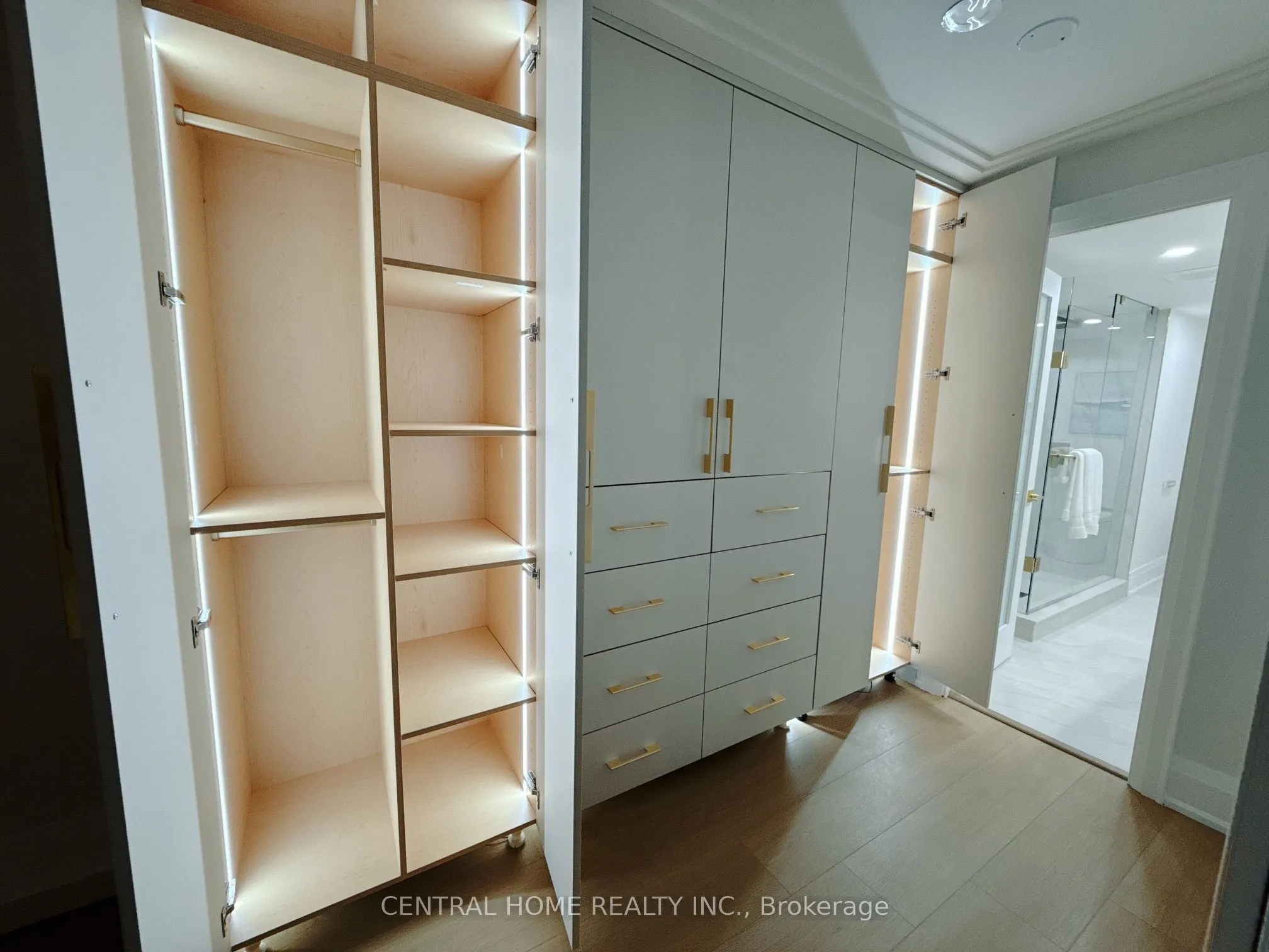 85 SKYMARK Drive #302