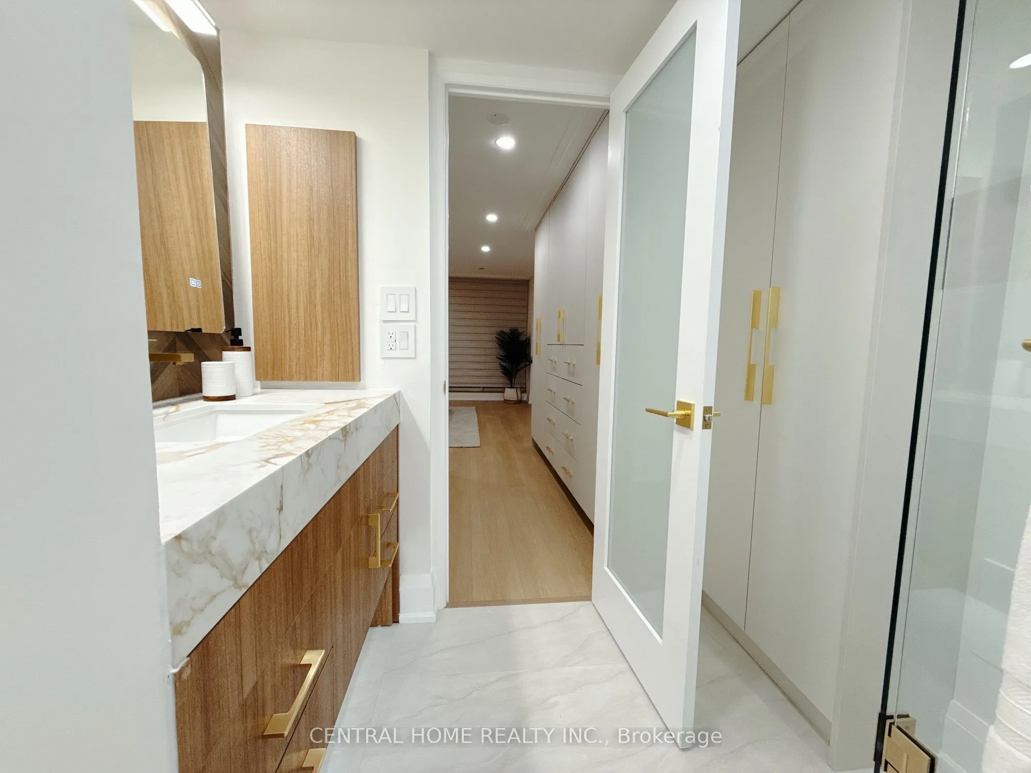 85 SKYMARK Drive #302