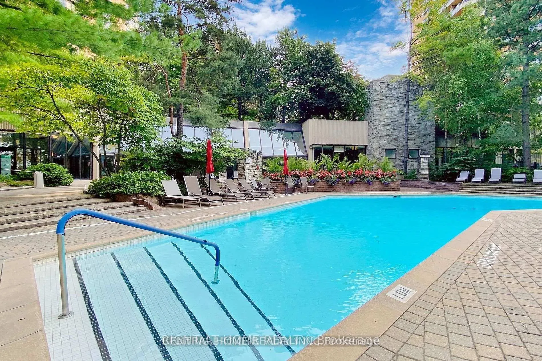 85 SKYMARK Drive #302