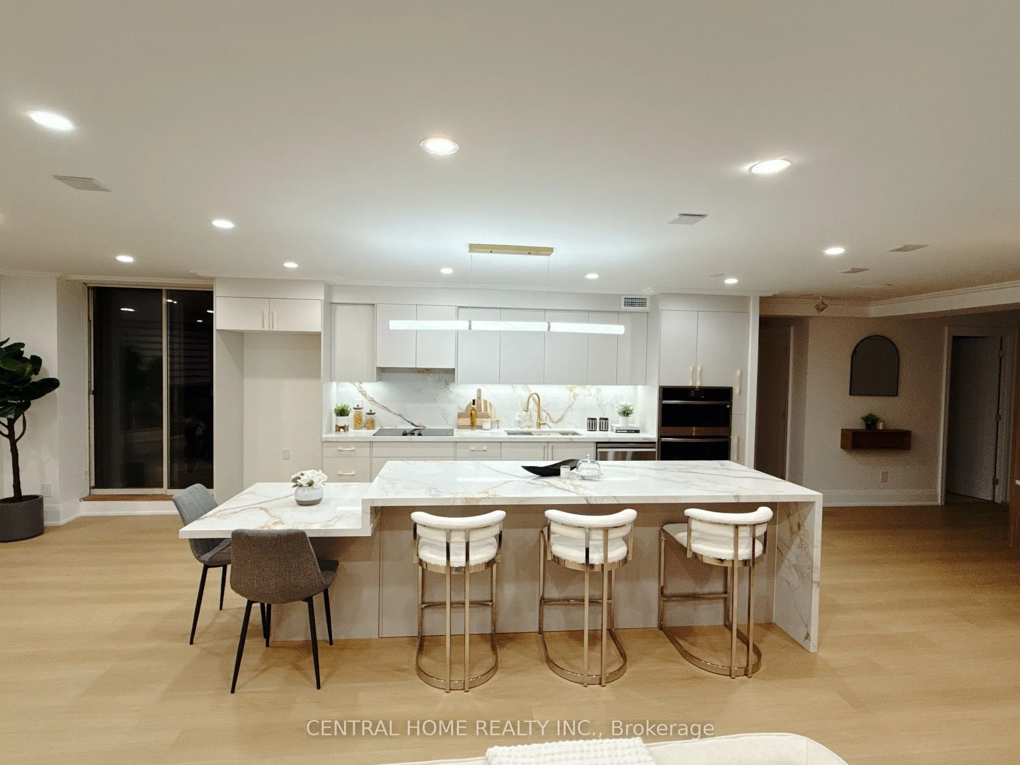 85 SKYMARK Drive #302