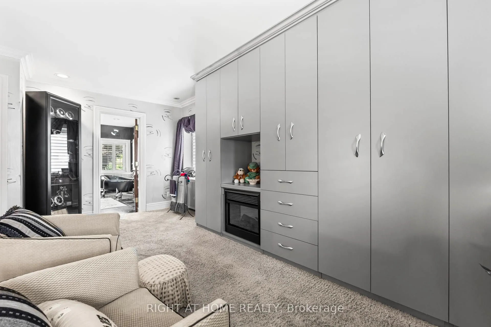 287 RUSSELL HILL Road