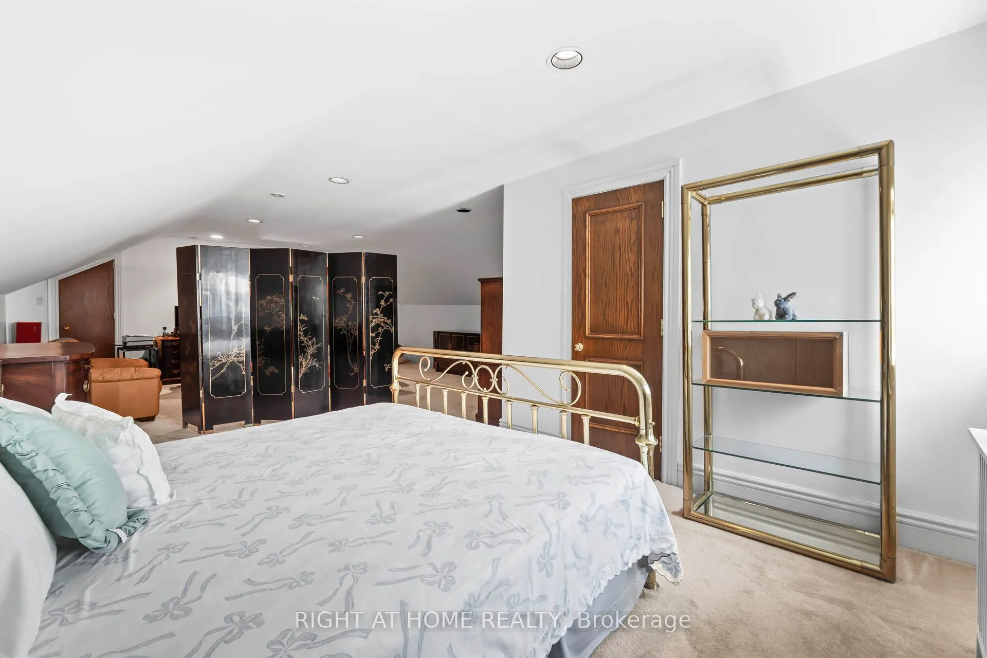 287 RUSSELL HILL Road