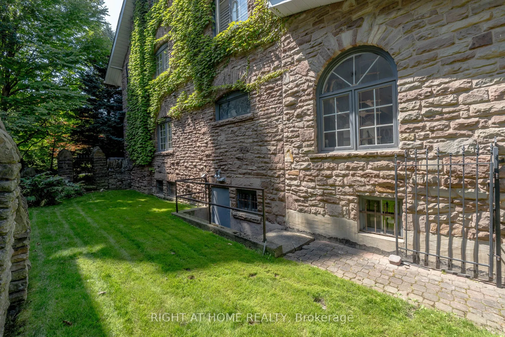 287 RUSSELL HILL Road