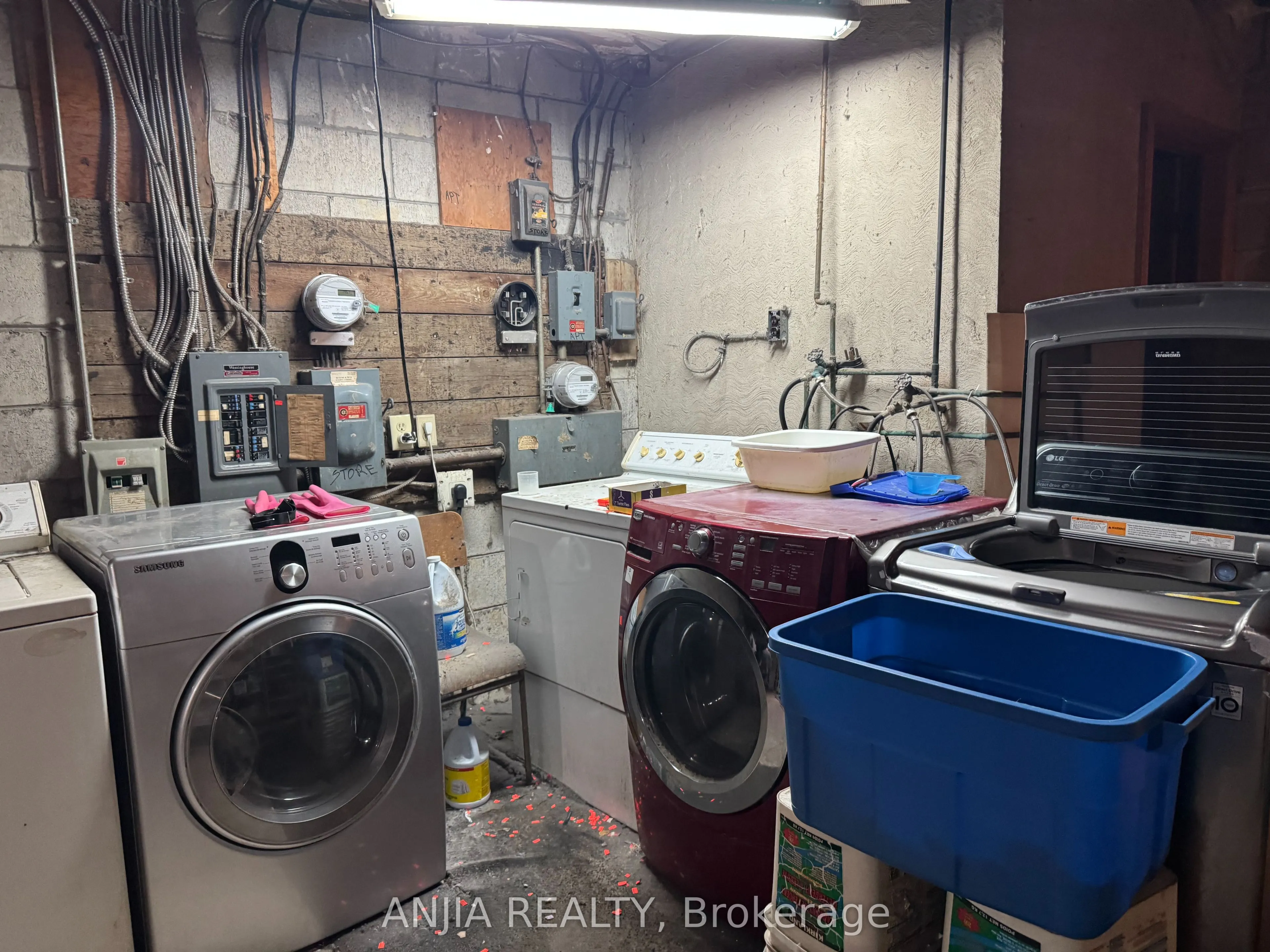 852 Sheppard Avenue W