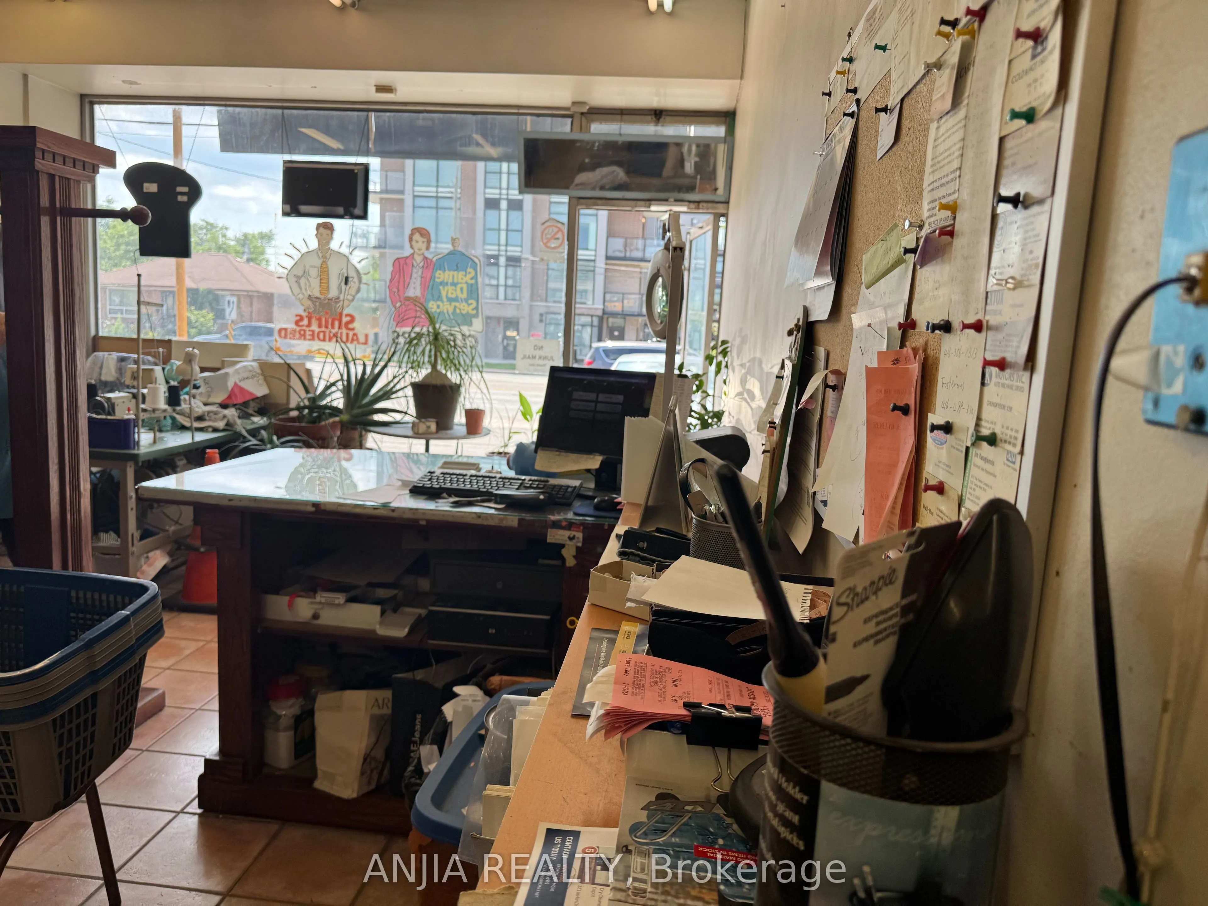 852 Sheppard Avenue W