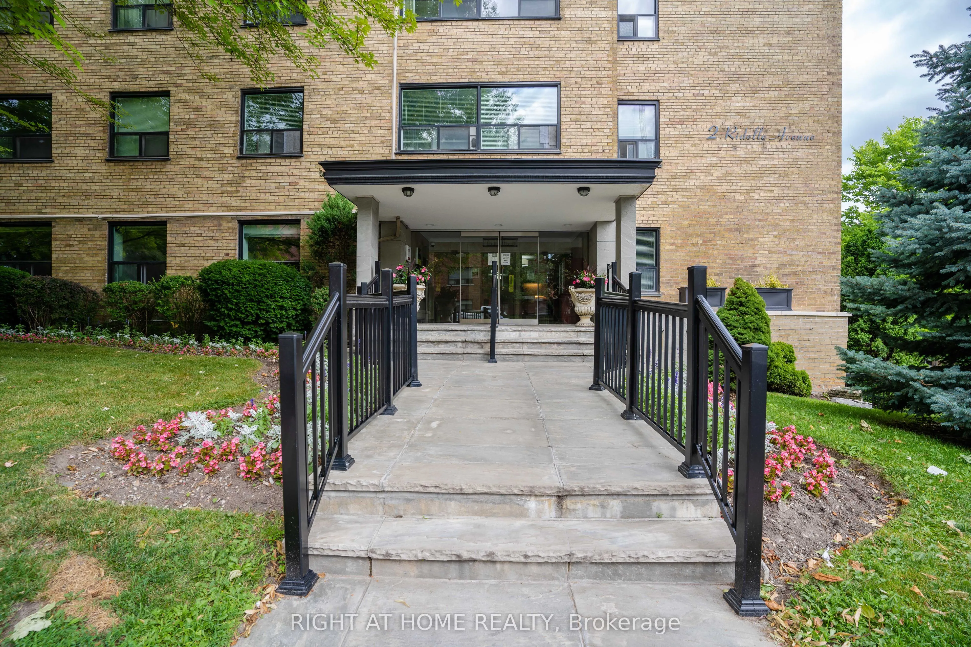 2 Ridelle Avenue #502