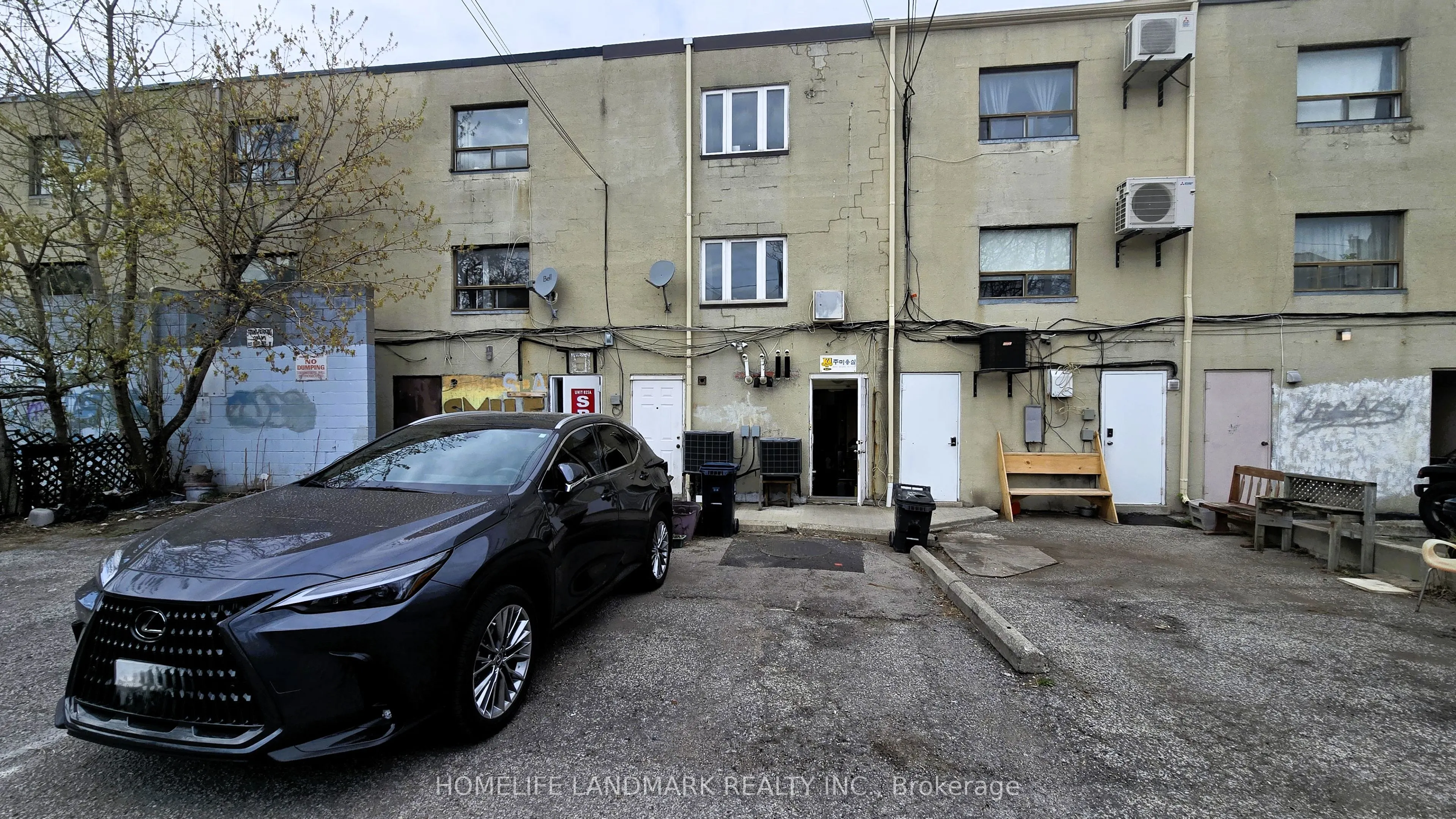 825 BLOOR Street W