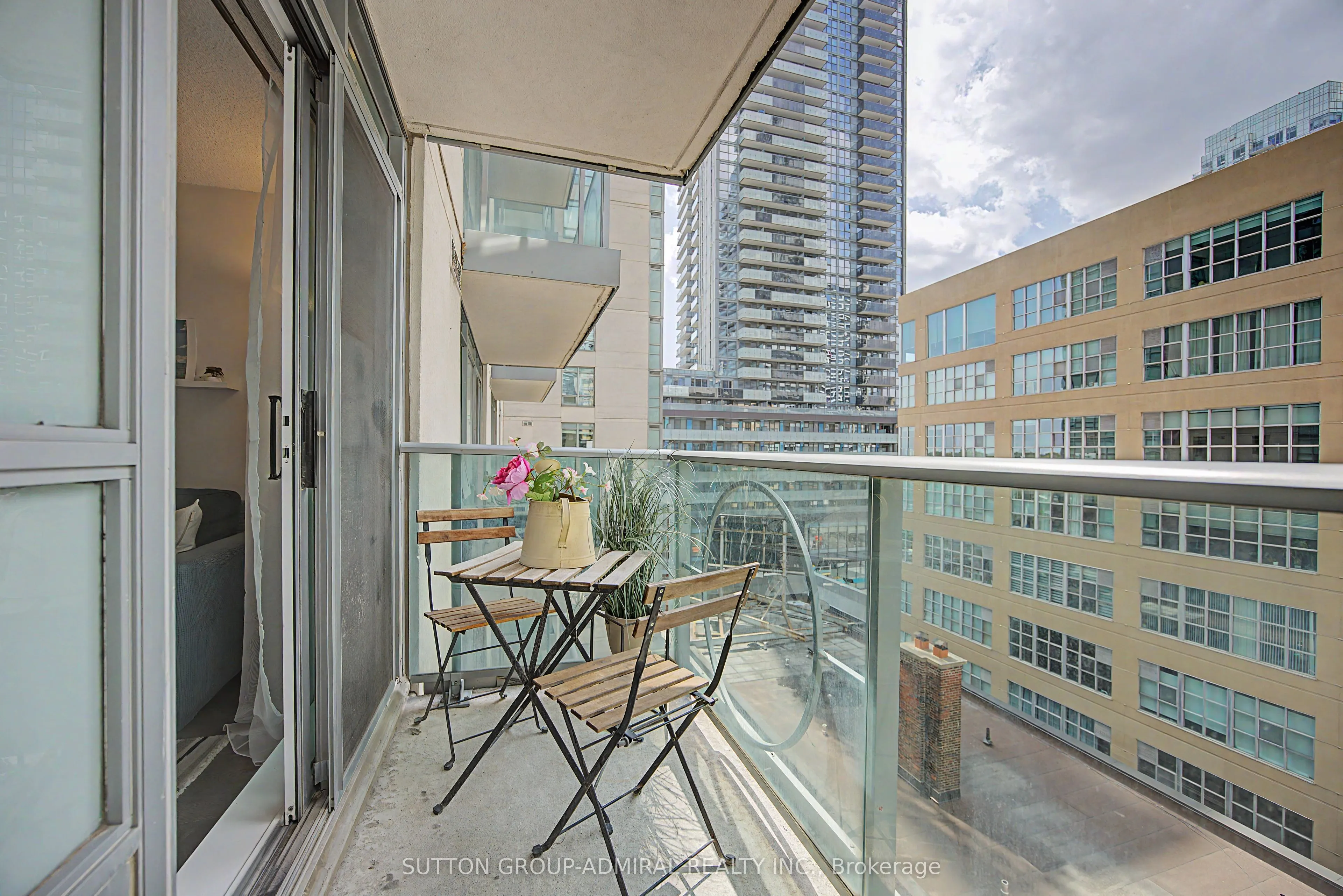 212 Eglinton Avenue #706