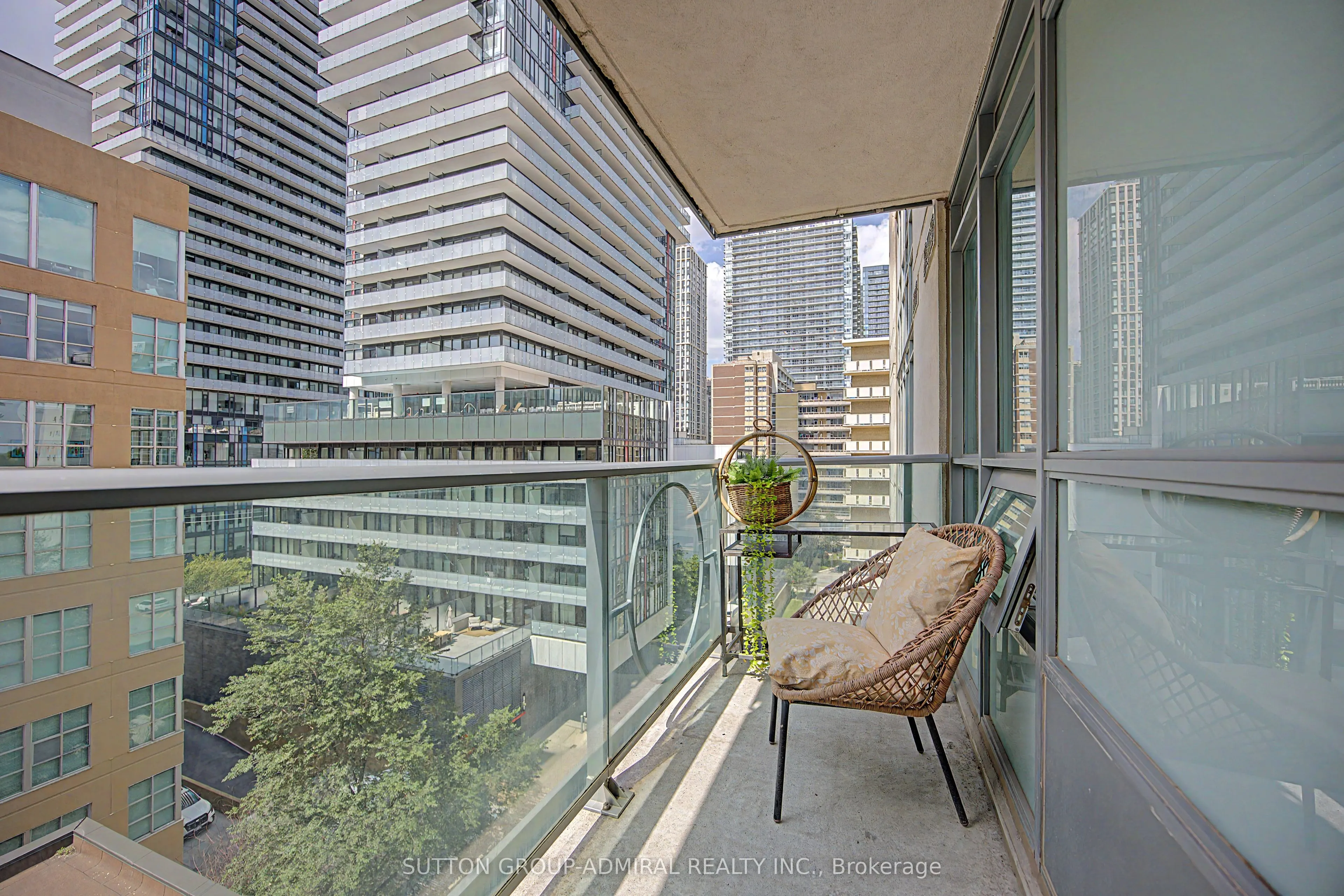 212 Eglinton Avenue #706