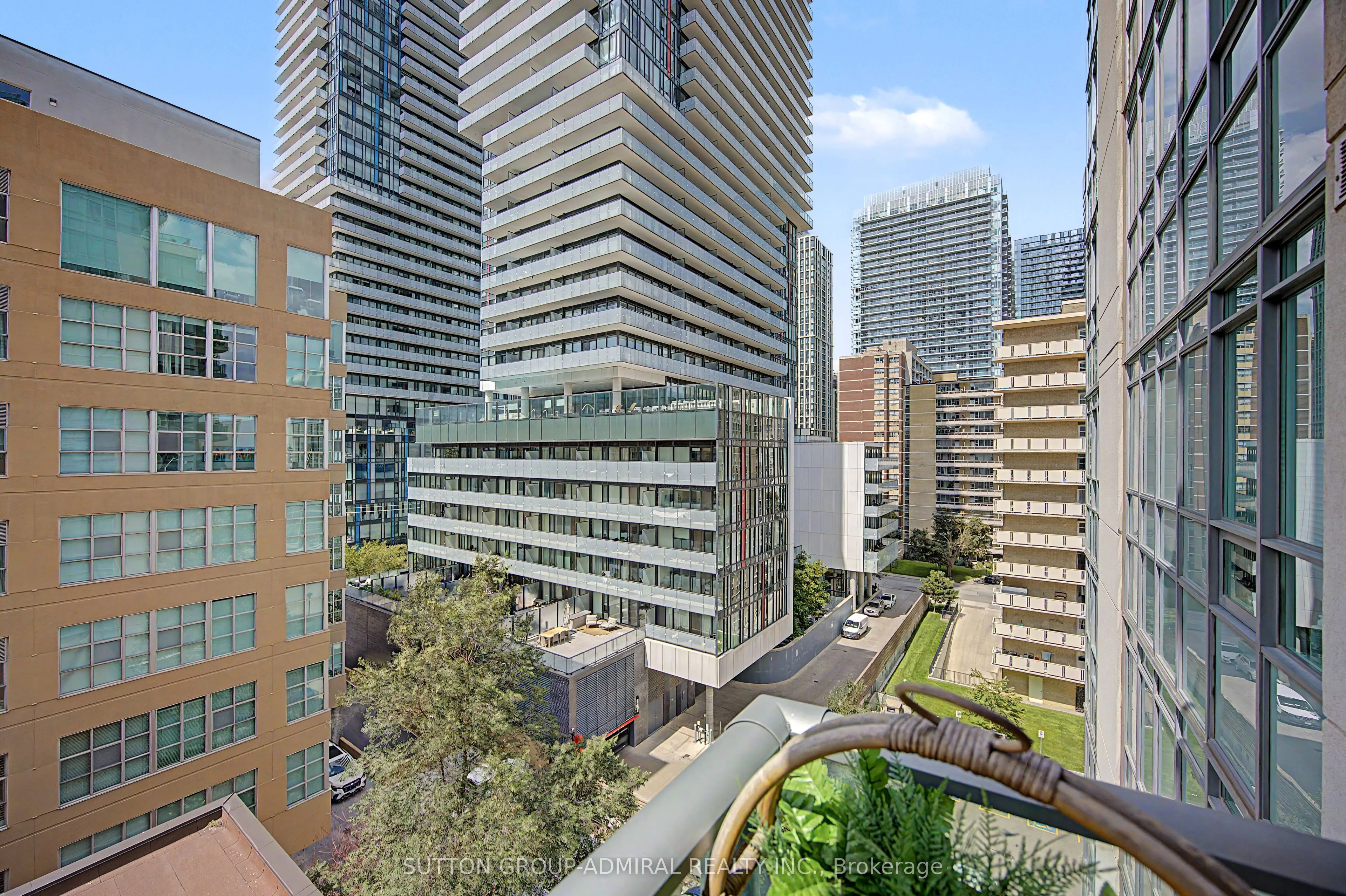 212 Eglinton Avenue #706