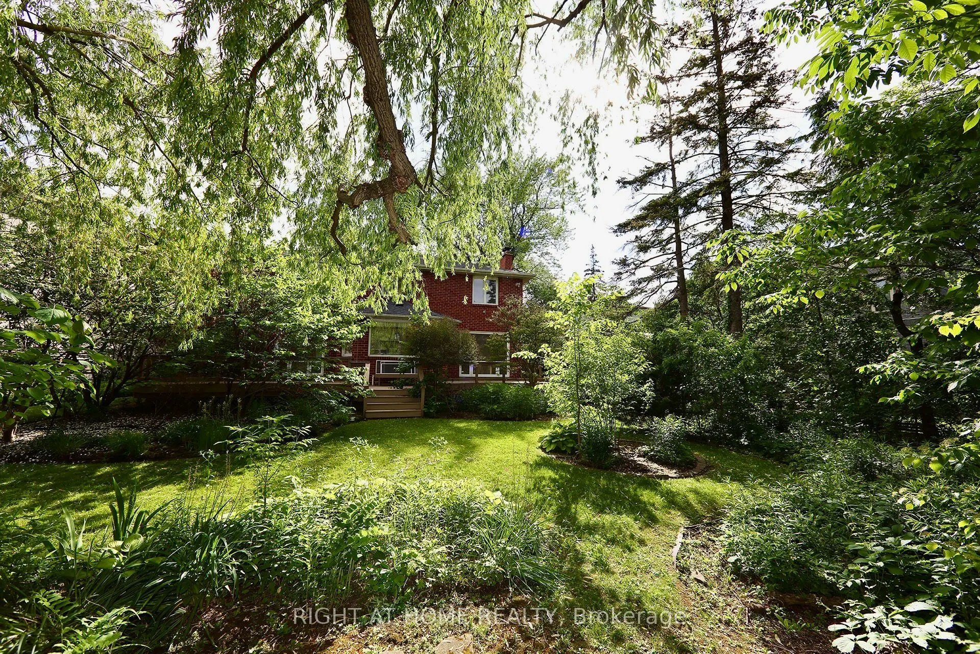 89 Yonge Boulevard