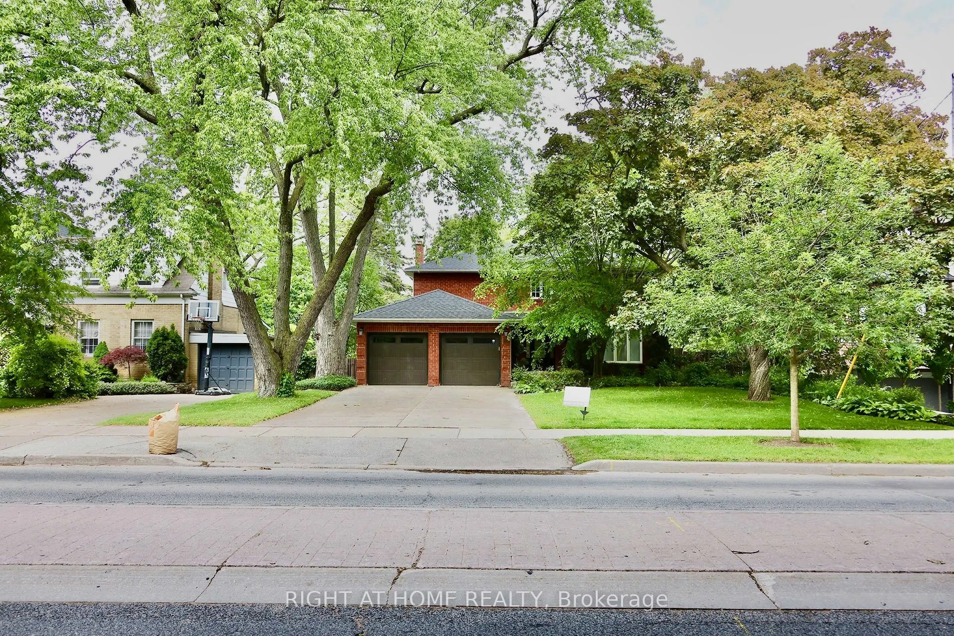 89 Yonge Boulevard