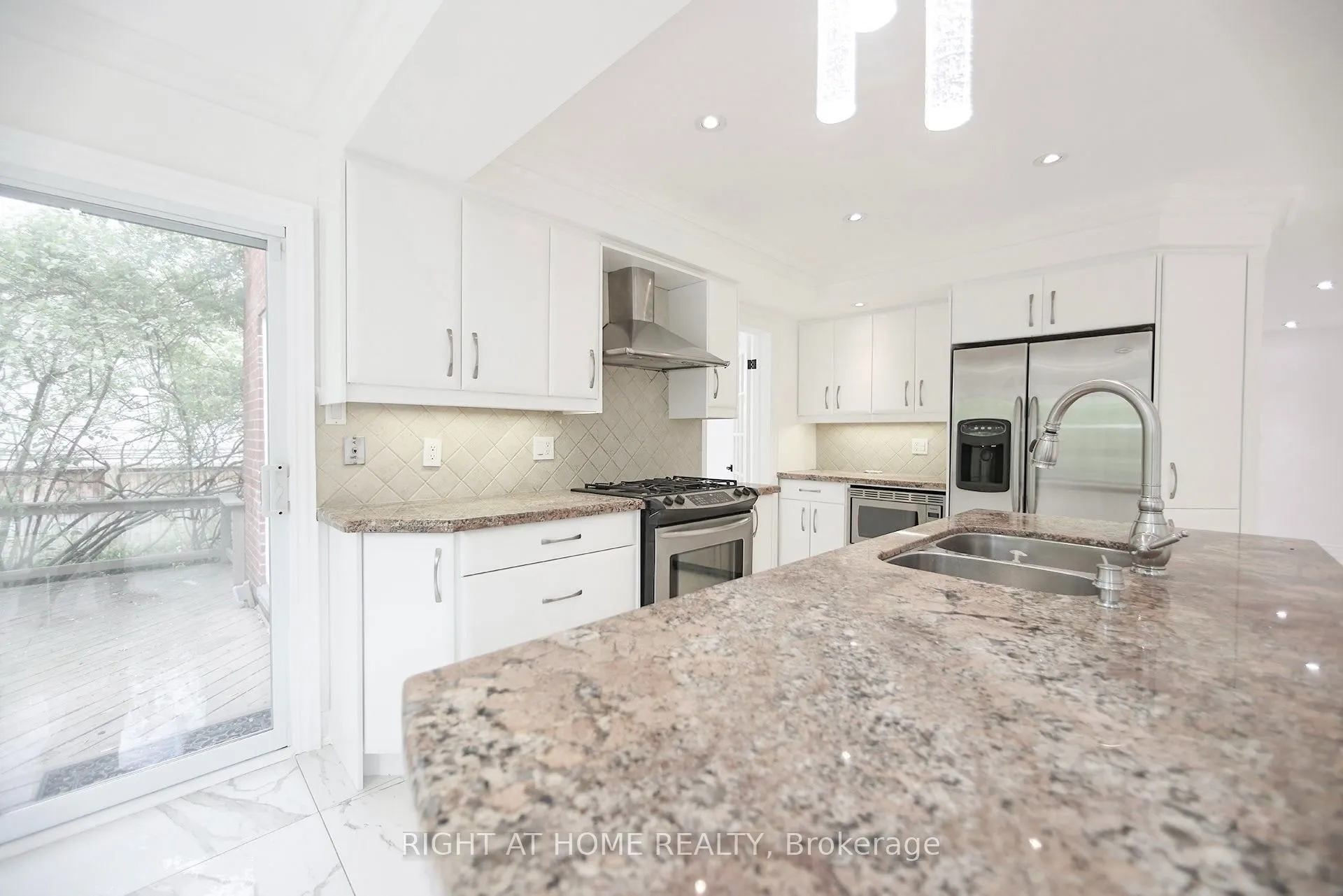 89 Yonge Boulevard