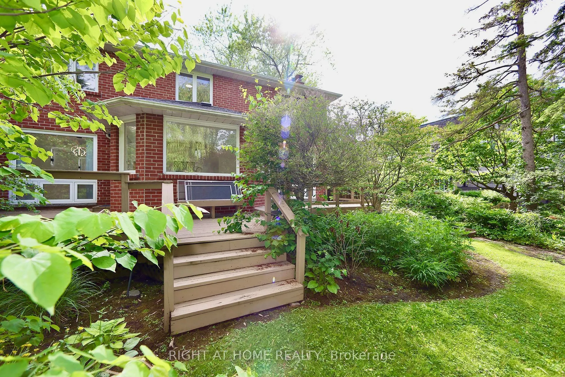 89 Yonge Boulevard