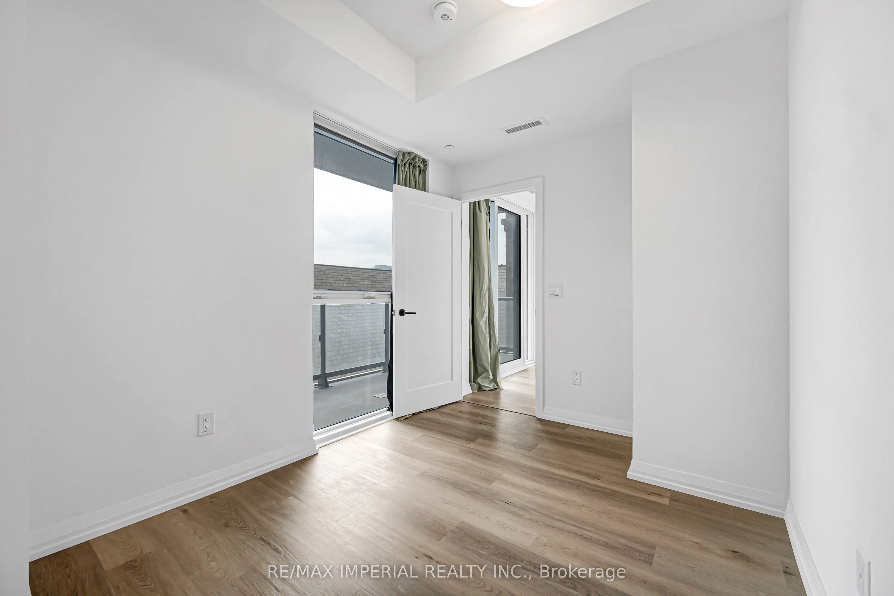 280 Dundas Street W #601