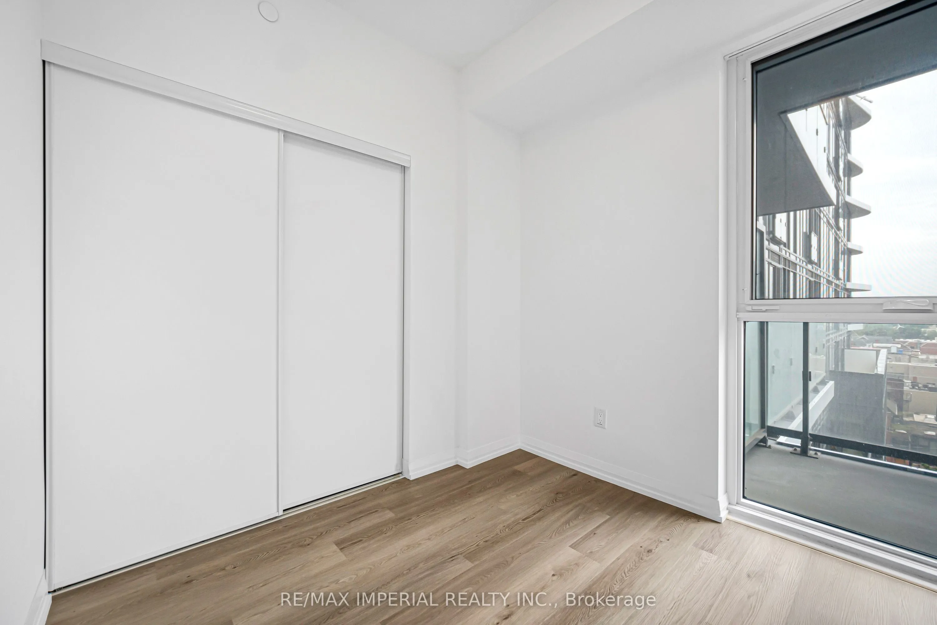 280 Dundas Street W #601
