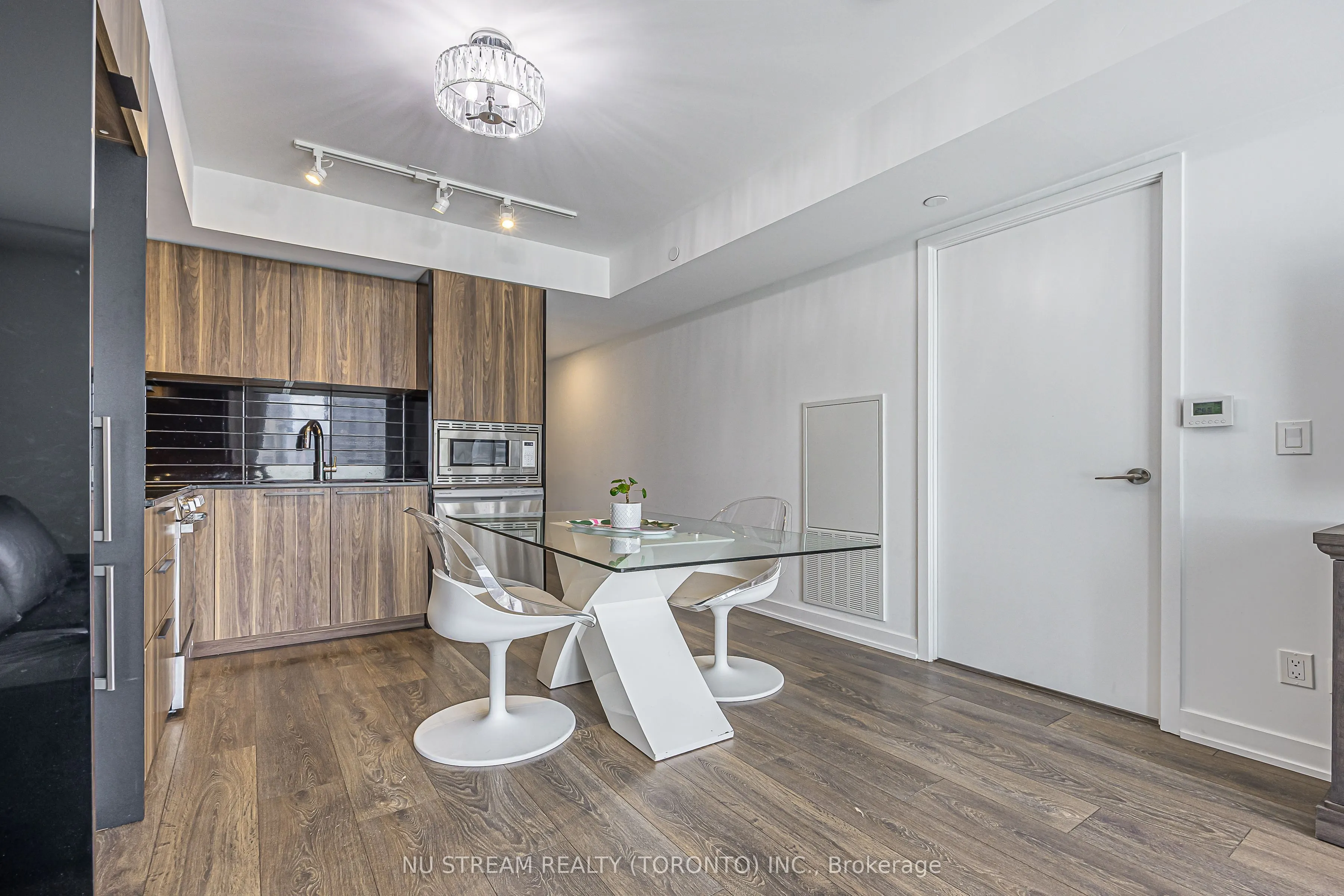 501 Yonge Street #1710