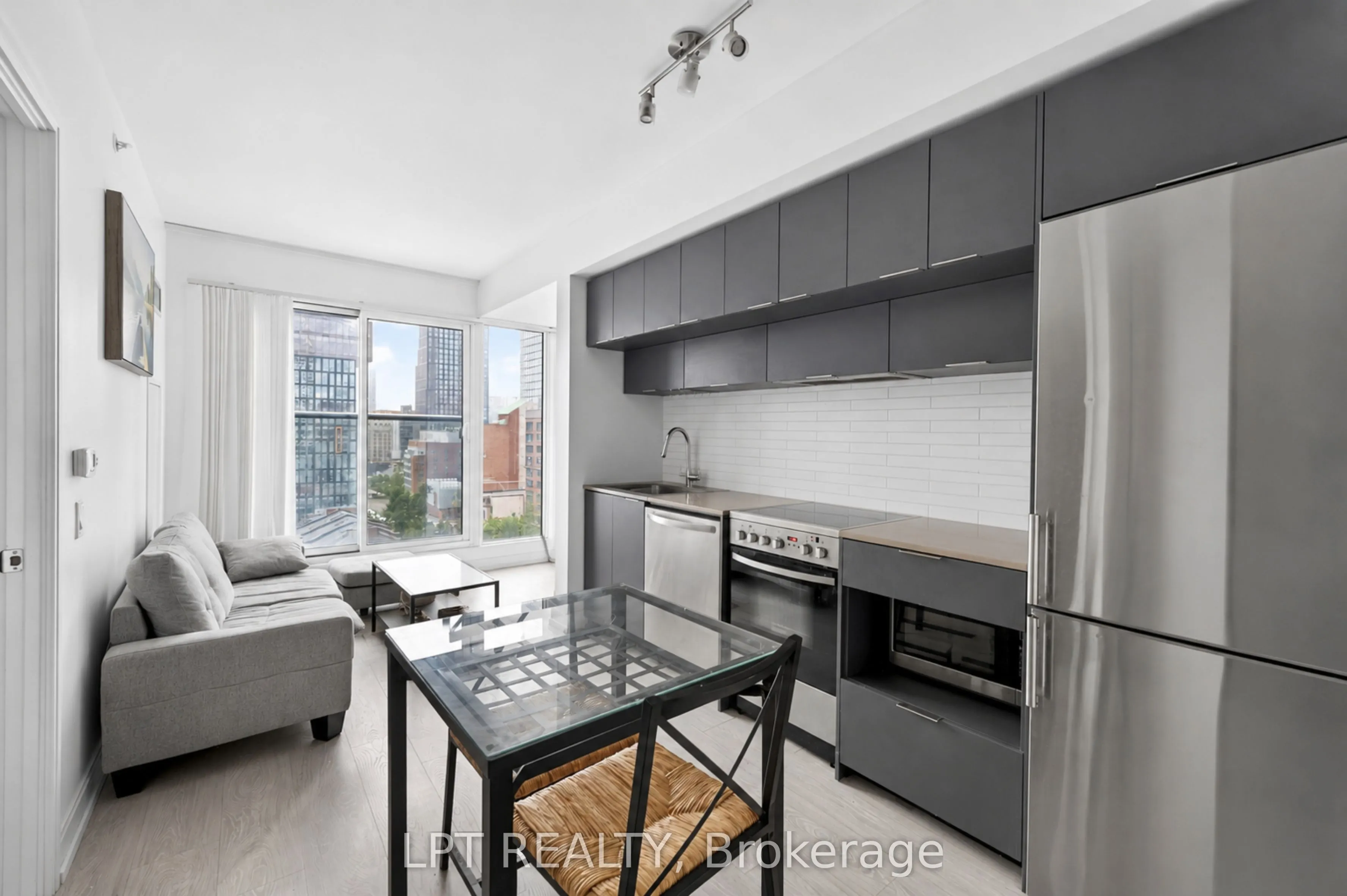 181 Dundas Street E #807