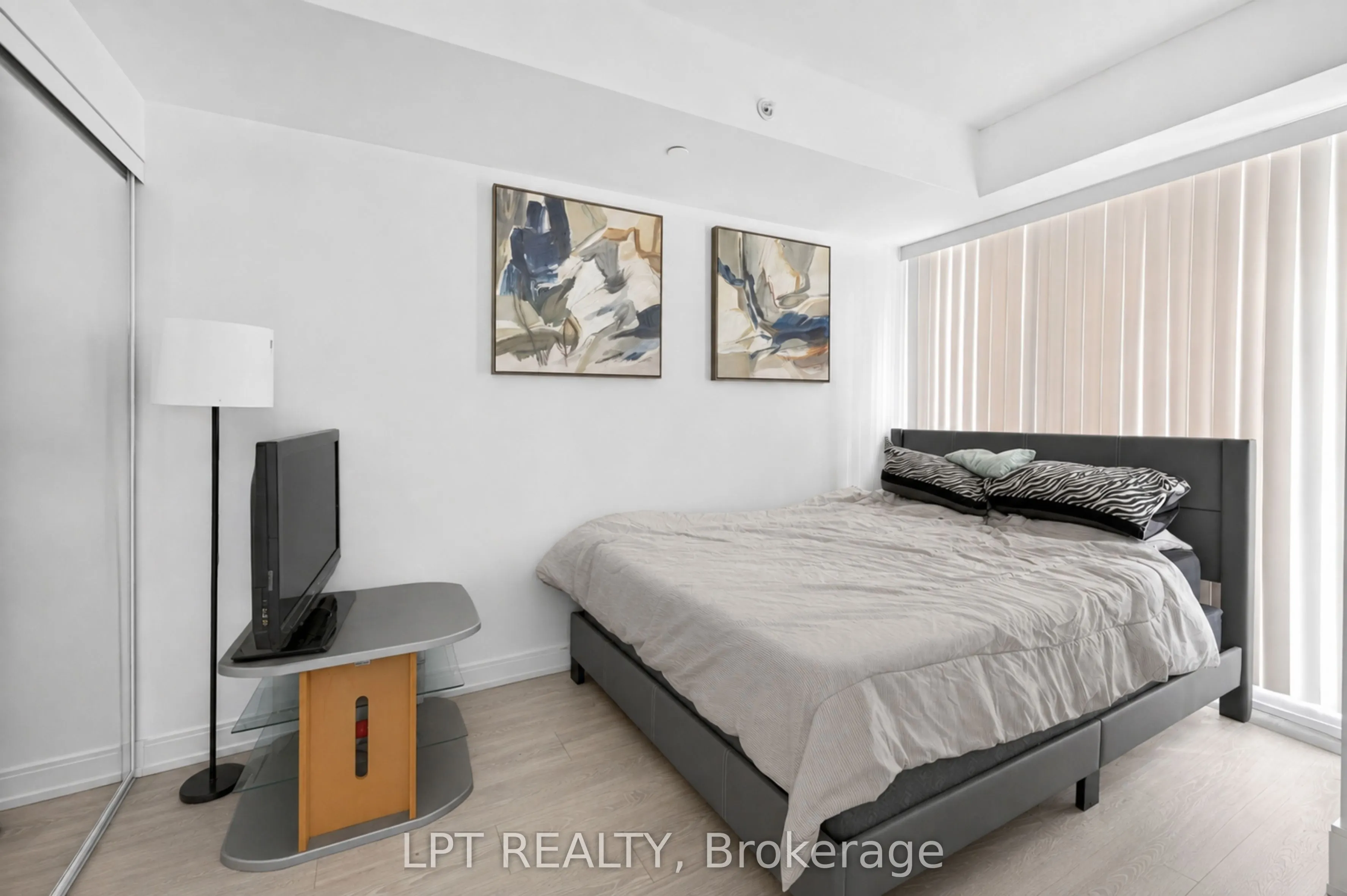 181 Dundas Street E #807