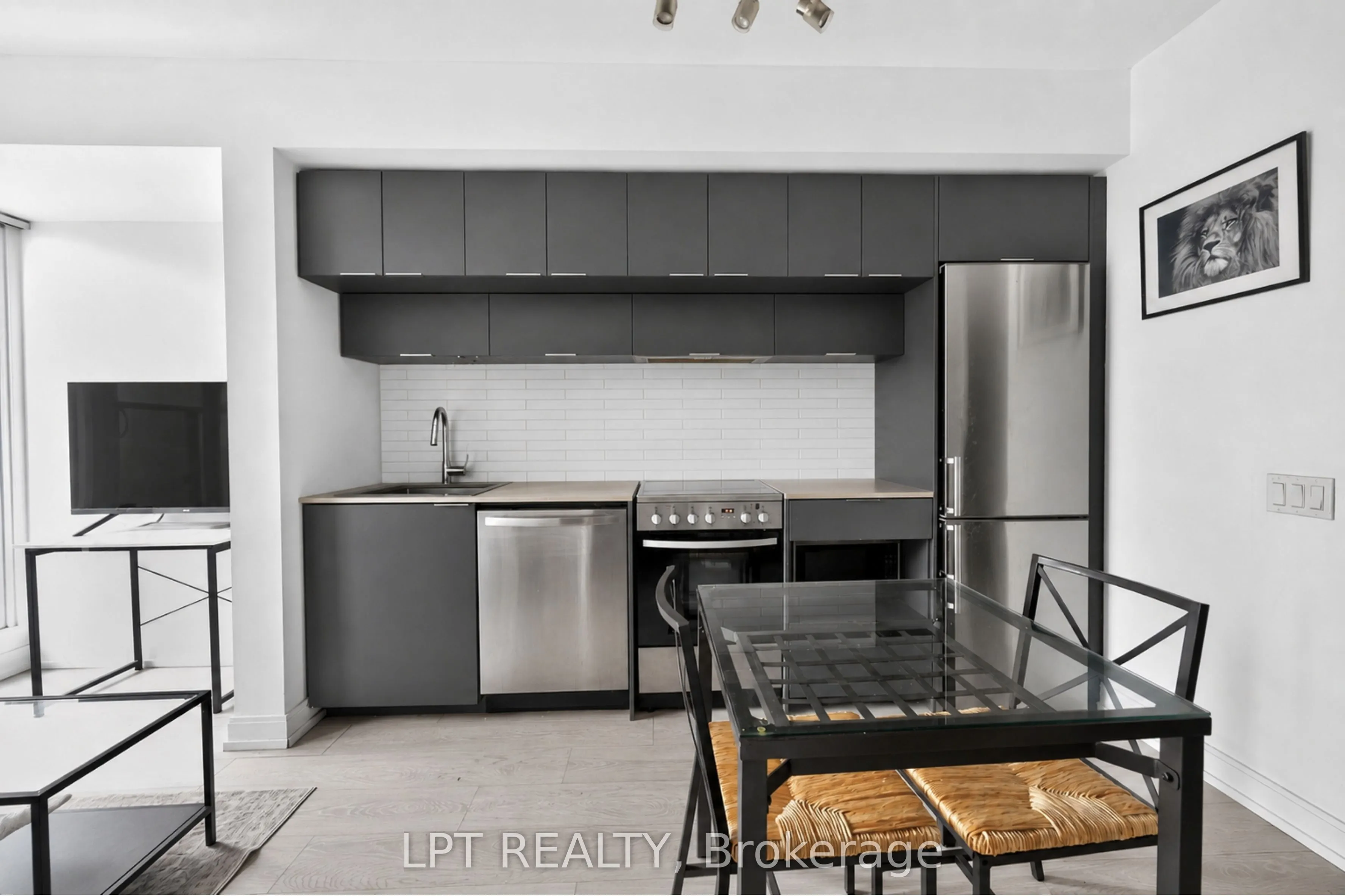 181 Dundas Street E #807