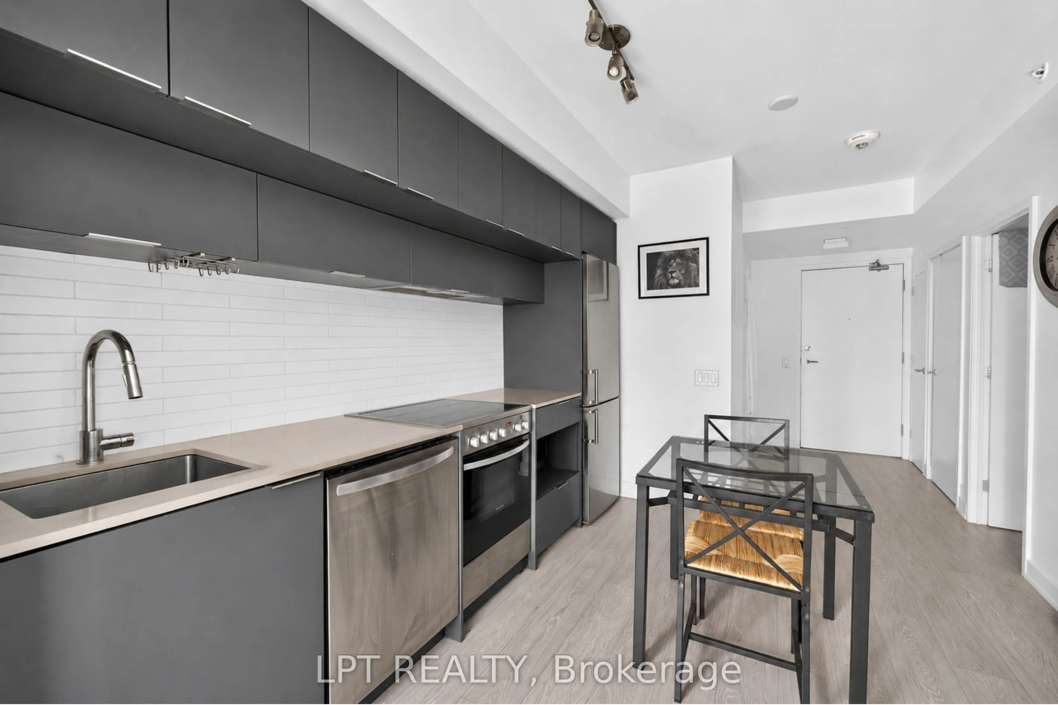 181 Dundas Street E #807