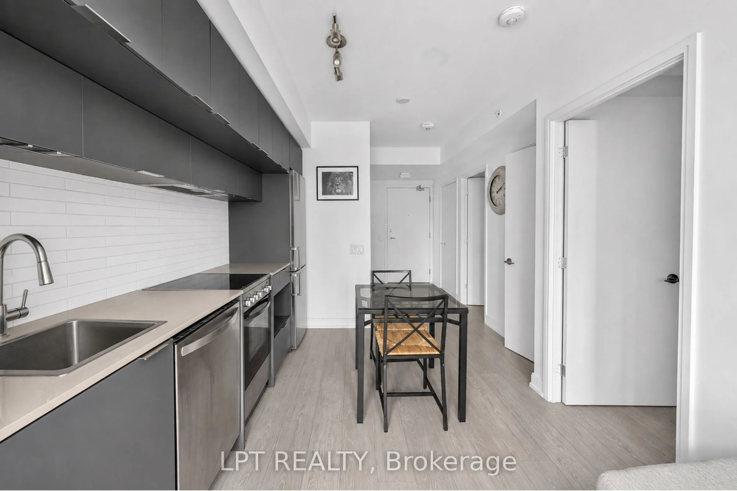 181 Dundas Street E #807