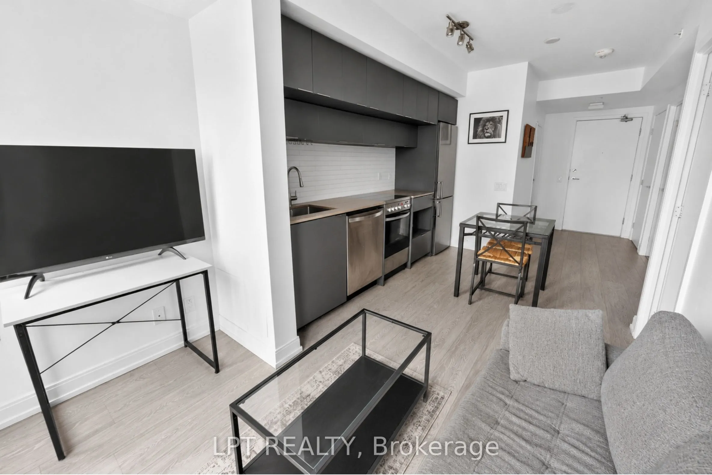 181 Dundas Street E #807
